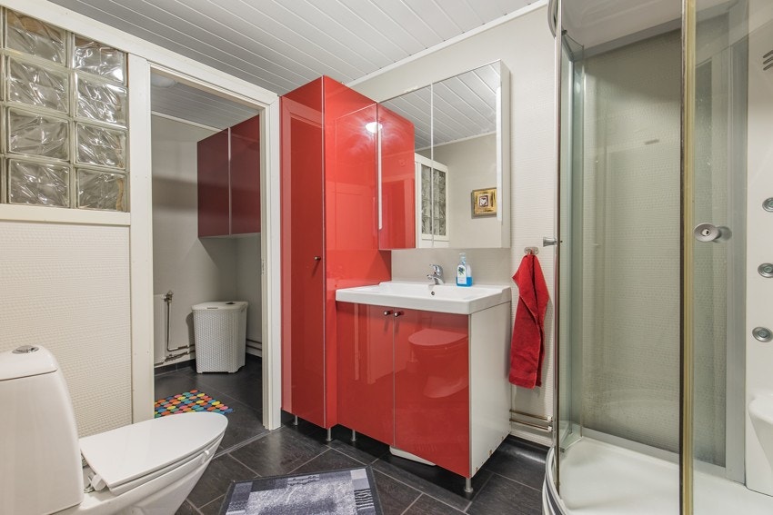 Bad i 1.etg i hoveddel med vaskeromsdel. Både toalett og dusj her i tillegg. Galleribilde