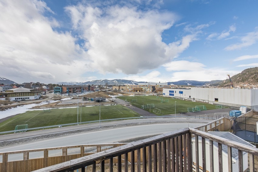 Barneskole like ved, samt idrettsanlegg/fotballbane og ikke minst Max Arena! Galleribilde
