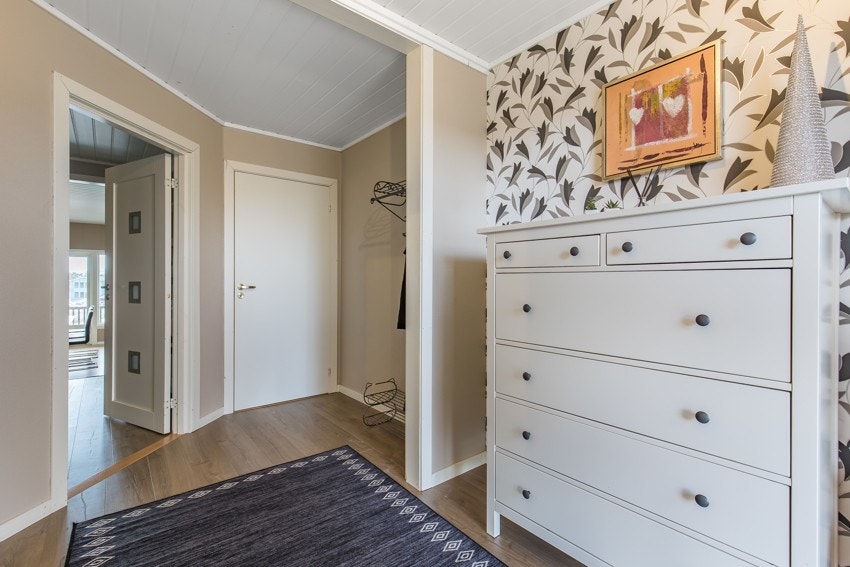 Entré i hoveddel. Døren til høyre er til en romslig innebod. Galleribilde