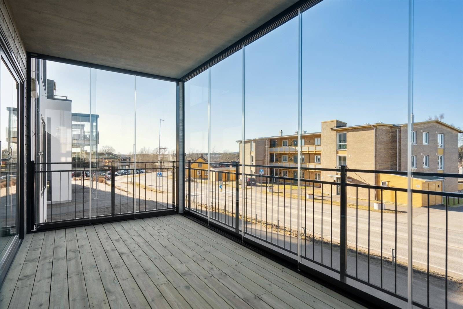 Innglasset balkong mot Tjøllingveien Galleribilde