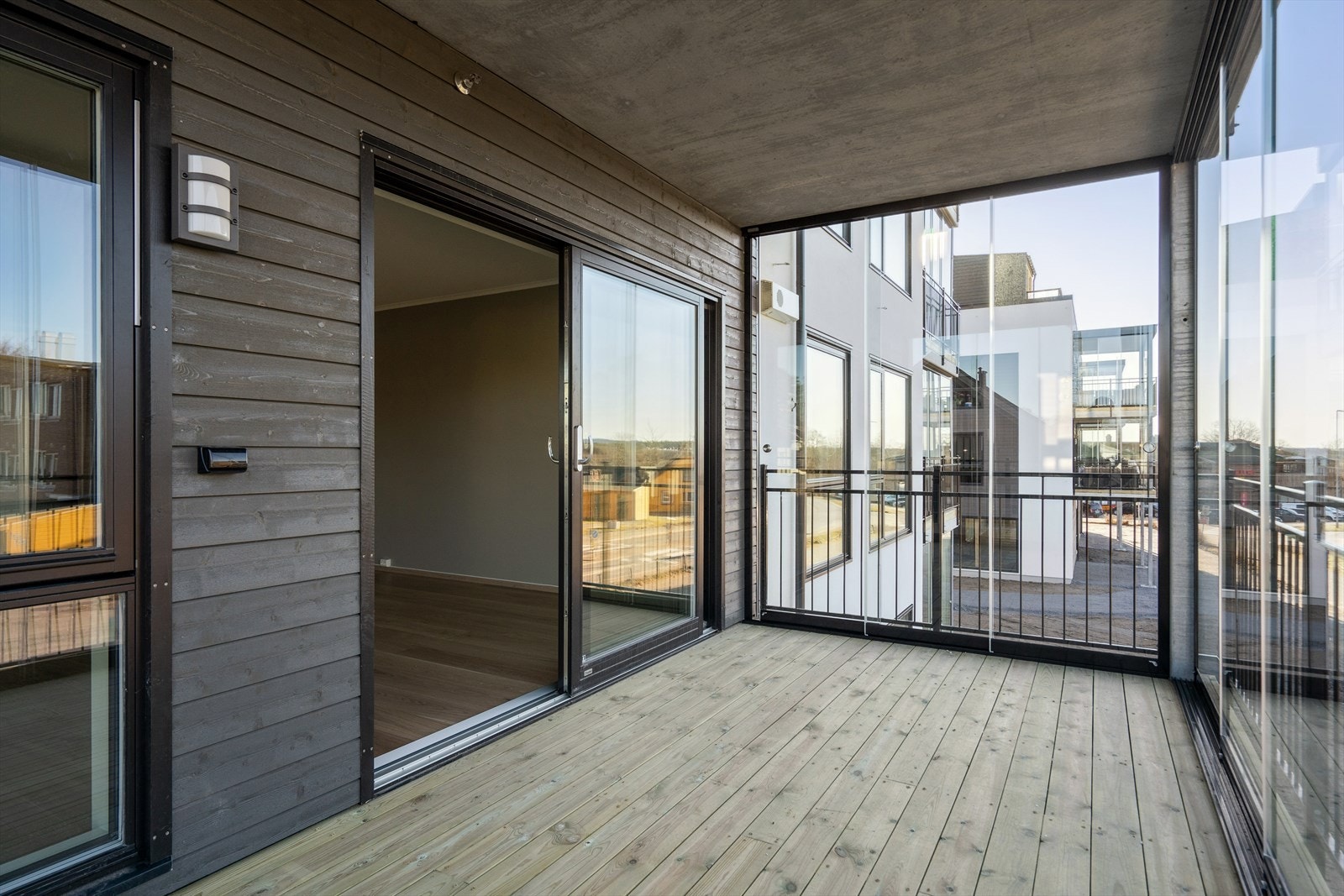 Gode solforhold på ettermiddag/kveld på innglasset balkong Galleribilde