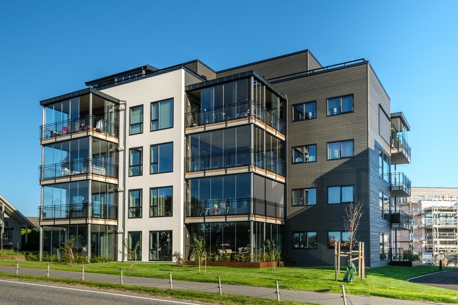 Leiligheten er endeleiligheten i 2. etasje - og leiligheten er gjennomgående i bygget Galleribilde