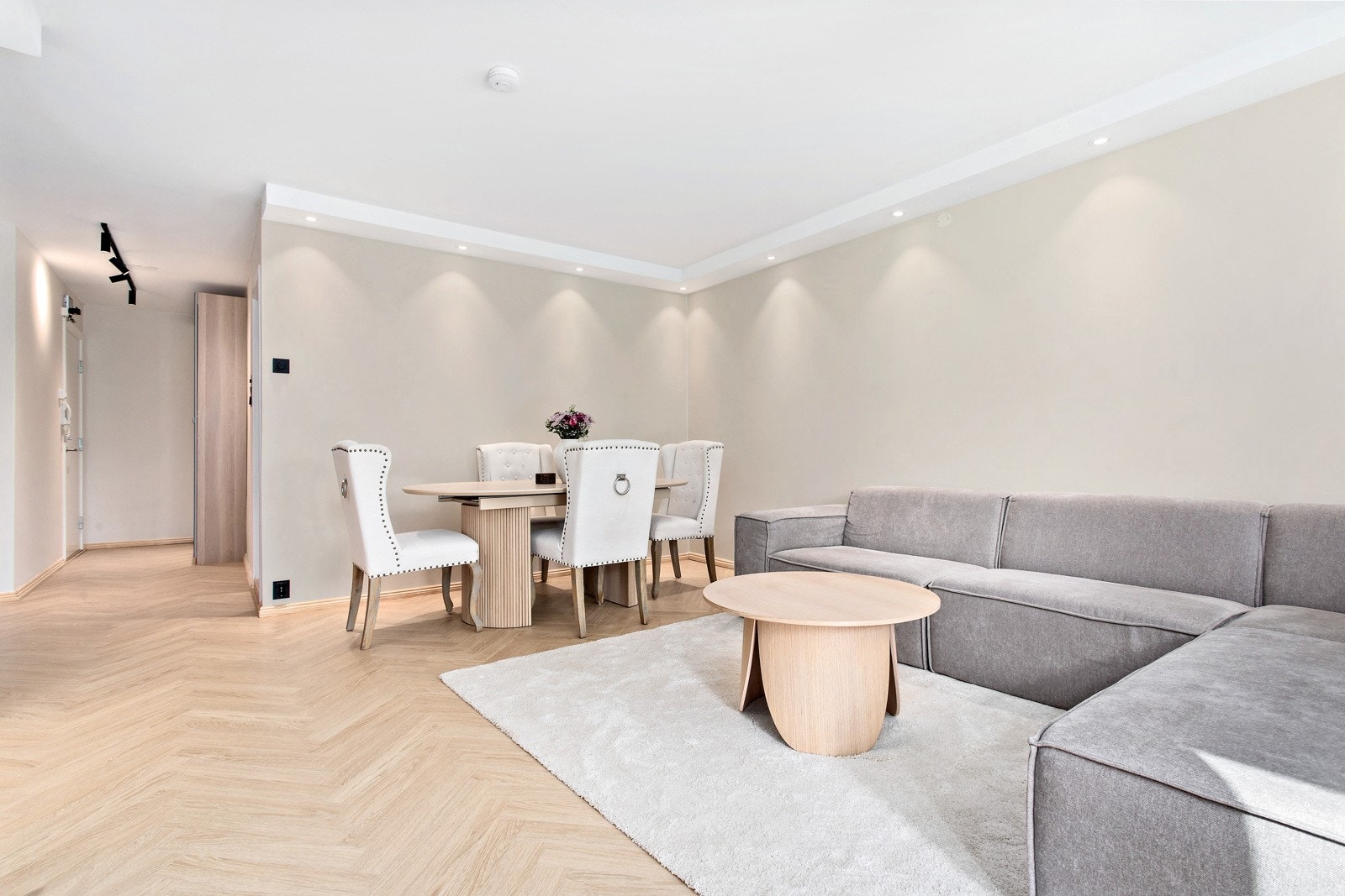 Leiligheten er malt i monderne og lyse farger Galleribilde