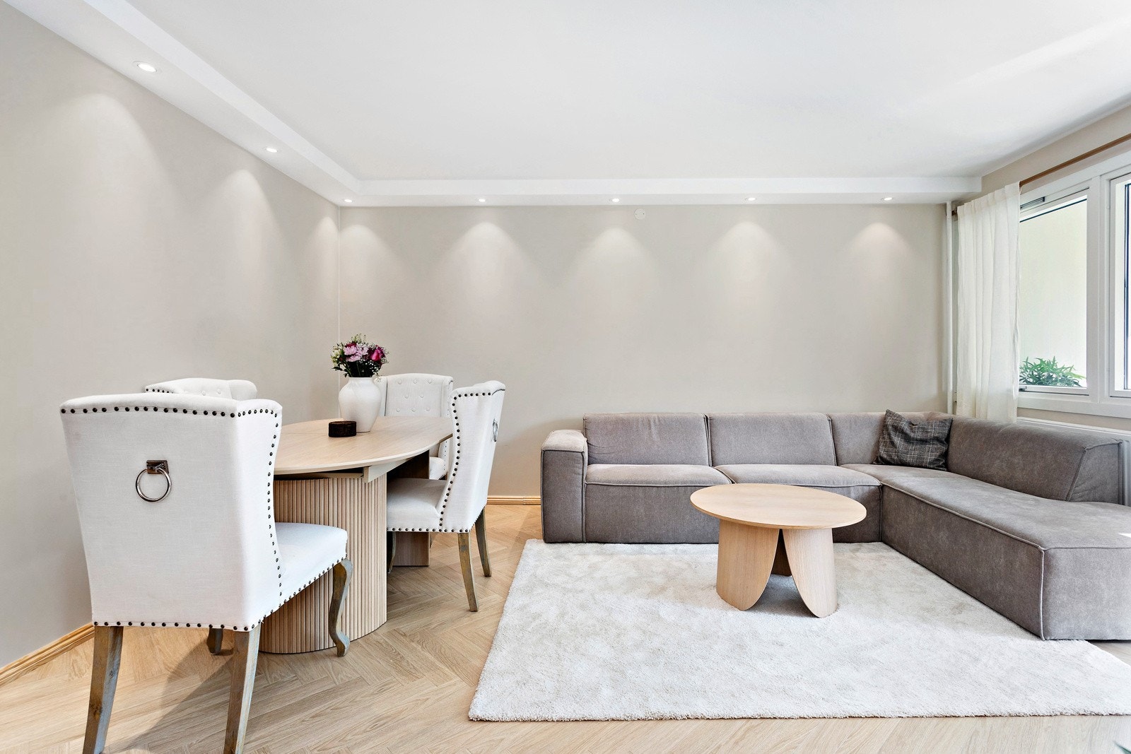 Stuen er innkranset med spotter og har store vindusflater som slipper rikelig inn med sollys. Galleribilde