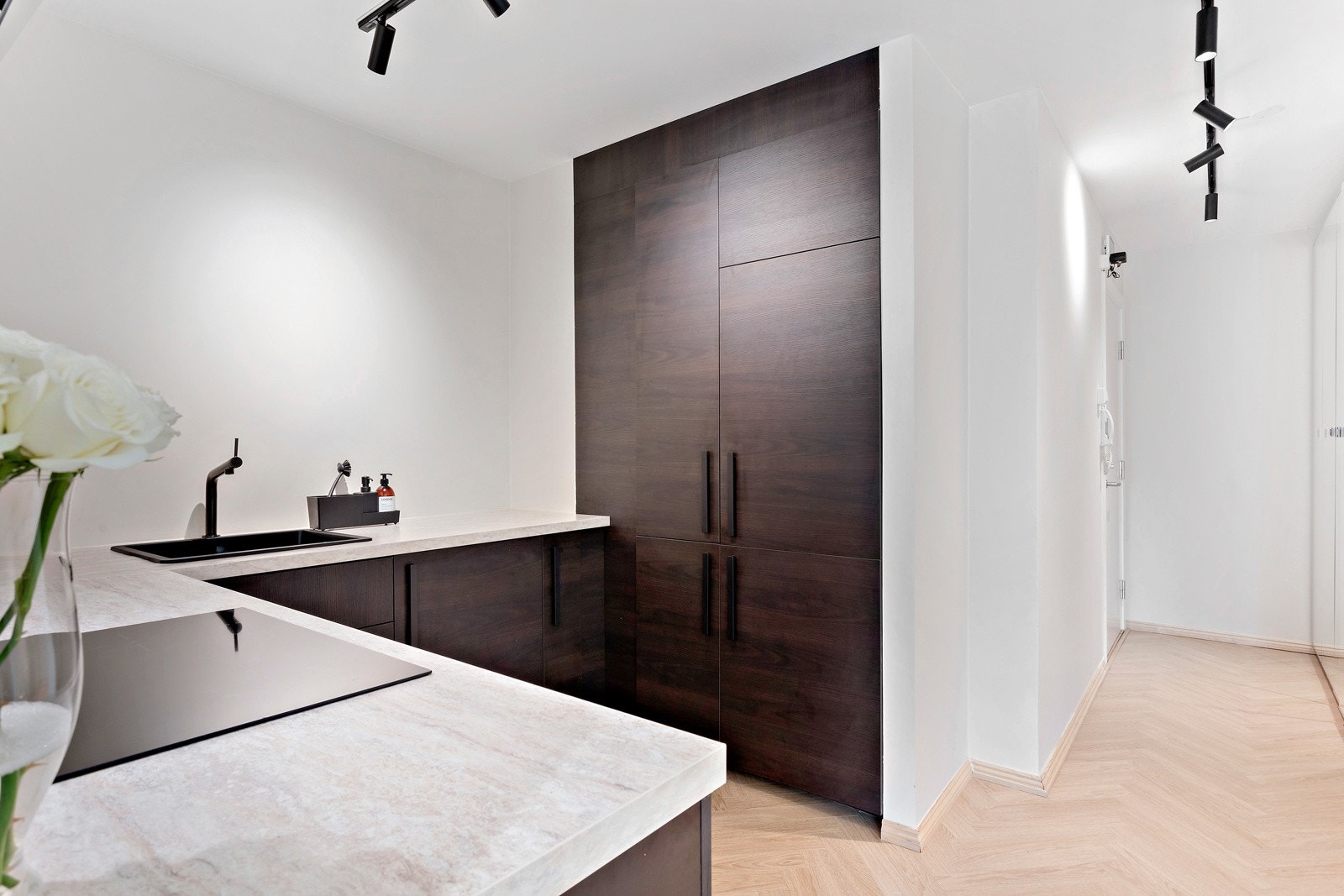 Gode løsninger på kjøkkenet med bla. plassbebygd skap. Galleribilde