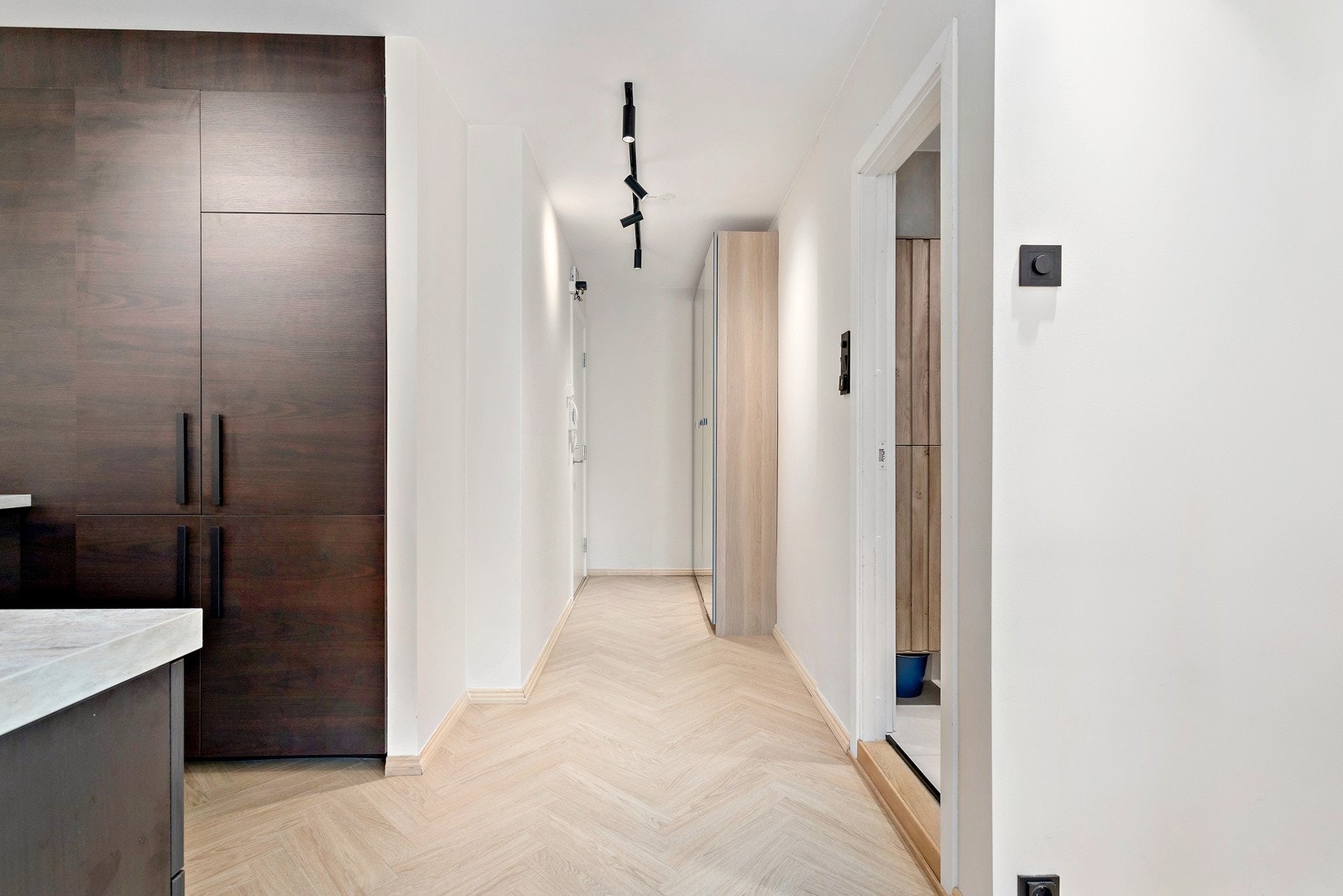 Romslig entré med god plass til garderobeskap for å henge fra seg yttertøy. Galleribilde