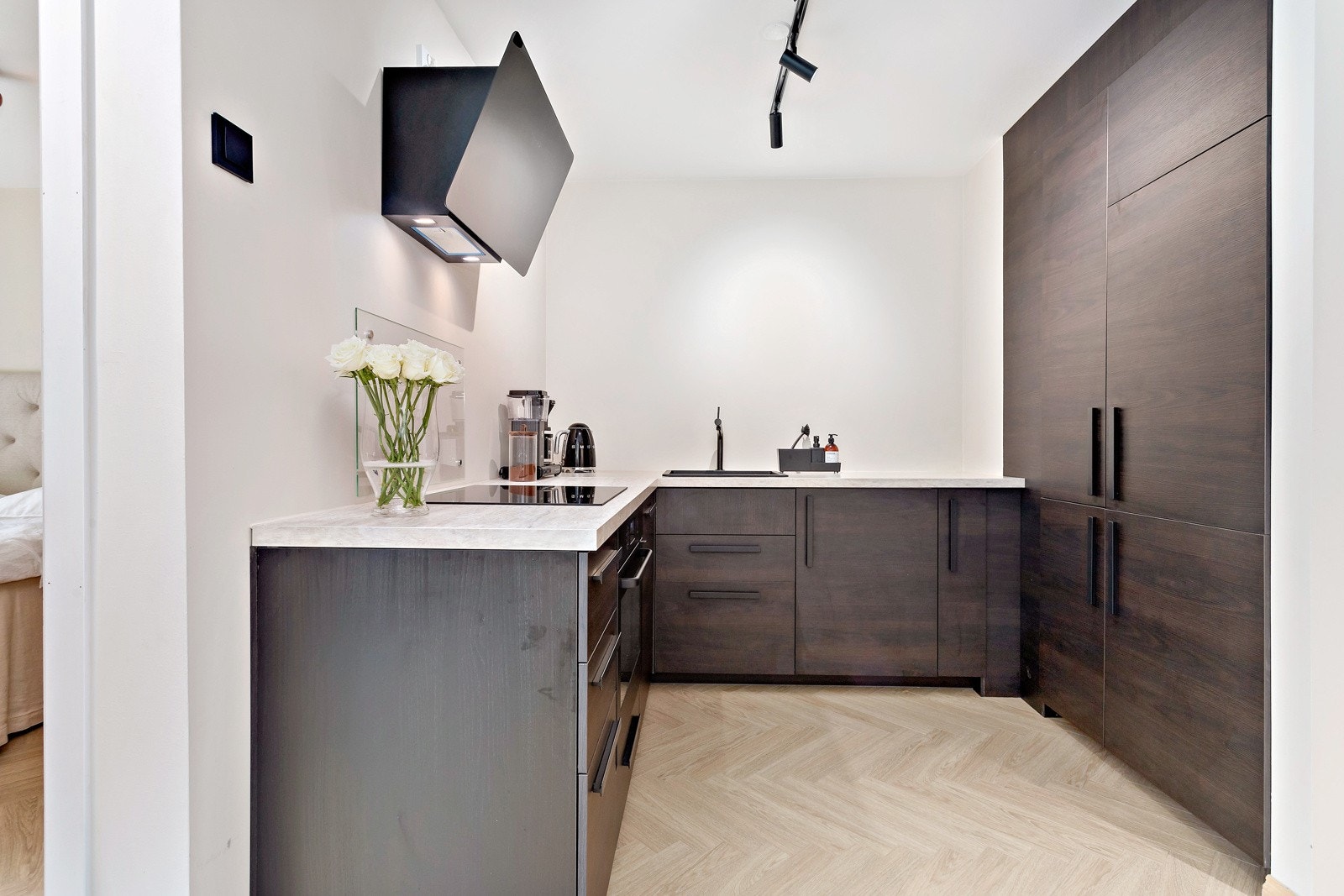 Nytt moderne kjøkken med god skap- og benkeplass. Galleribilde