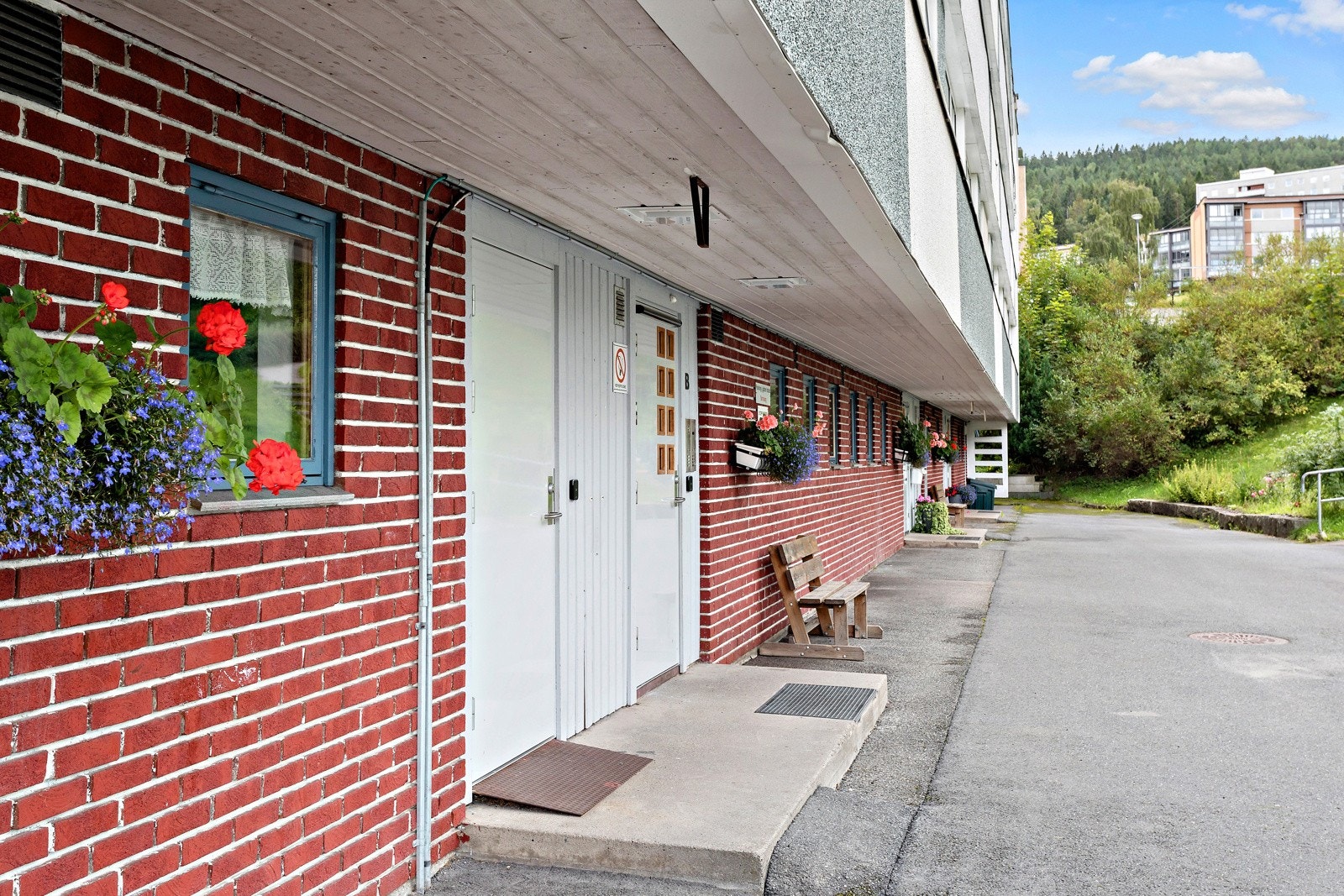 Fra felles inngangsparti er kun en etasje ned til leiligheten. Galleribilde