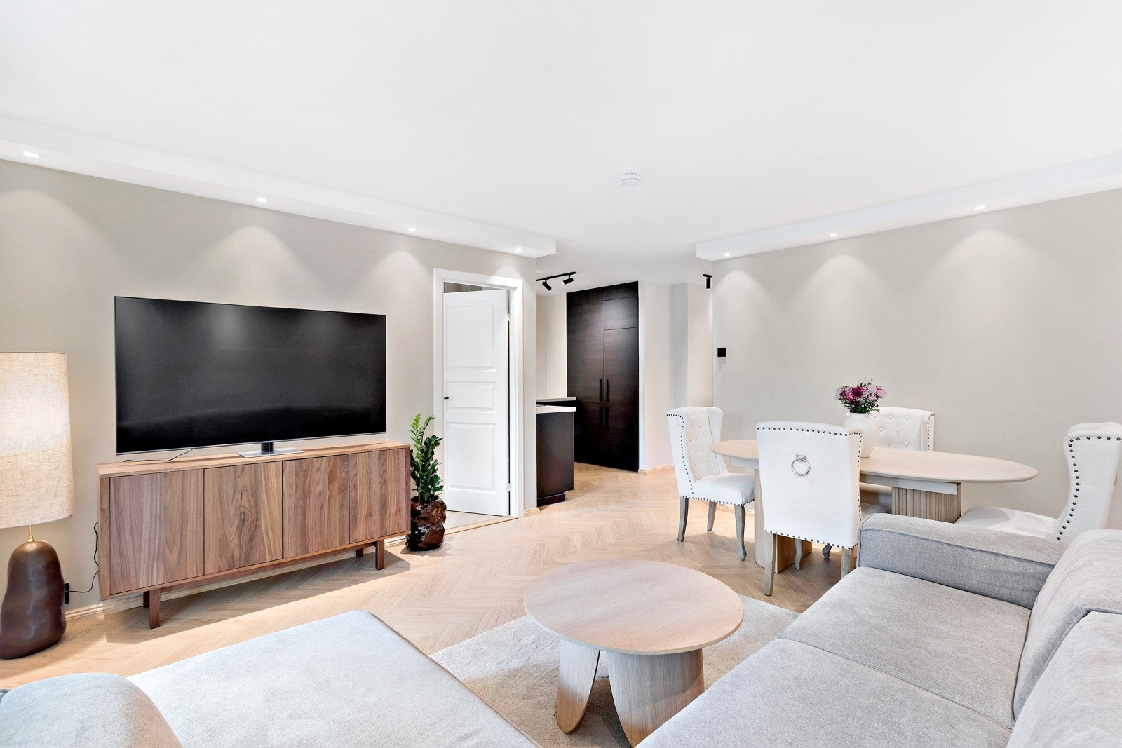 Stuen er av god størrelse og ligger fint til med delvis åpen kjøkkenløsning. Galleribilde