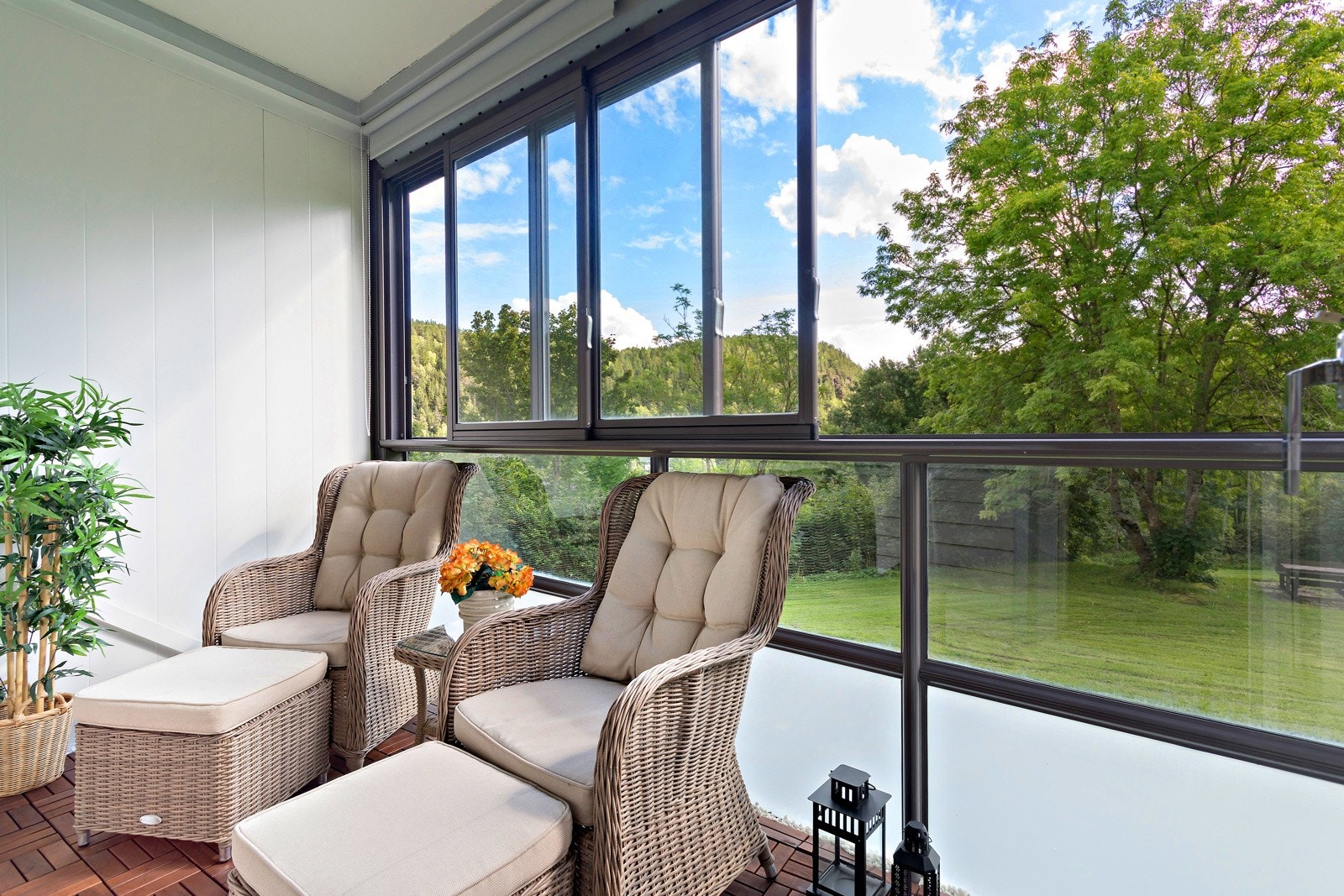 Fra stuen er det utgang til innglasset balkong. Galleribilde