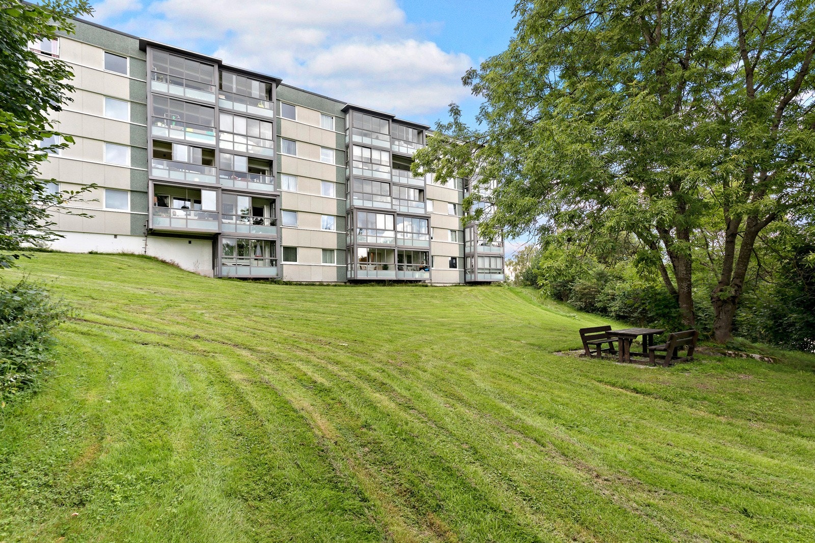 Leiligheten ligger fint til byggets 1.etasje og vender ut grønne og rolige omgivelser. Galleribilde