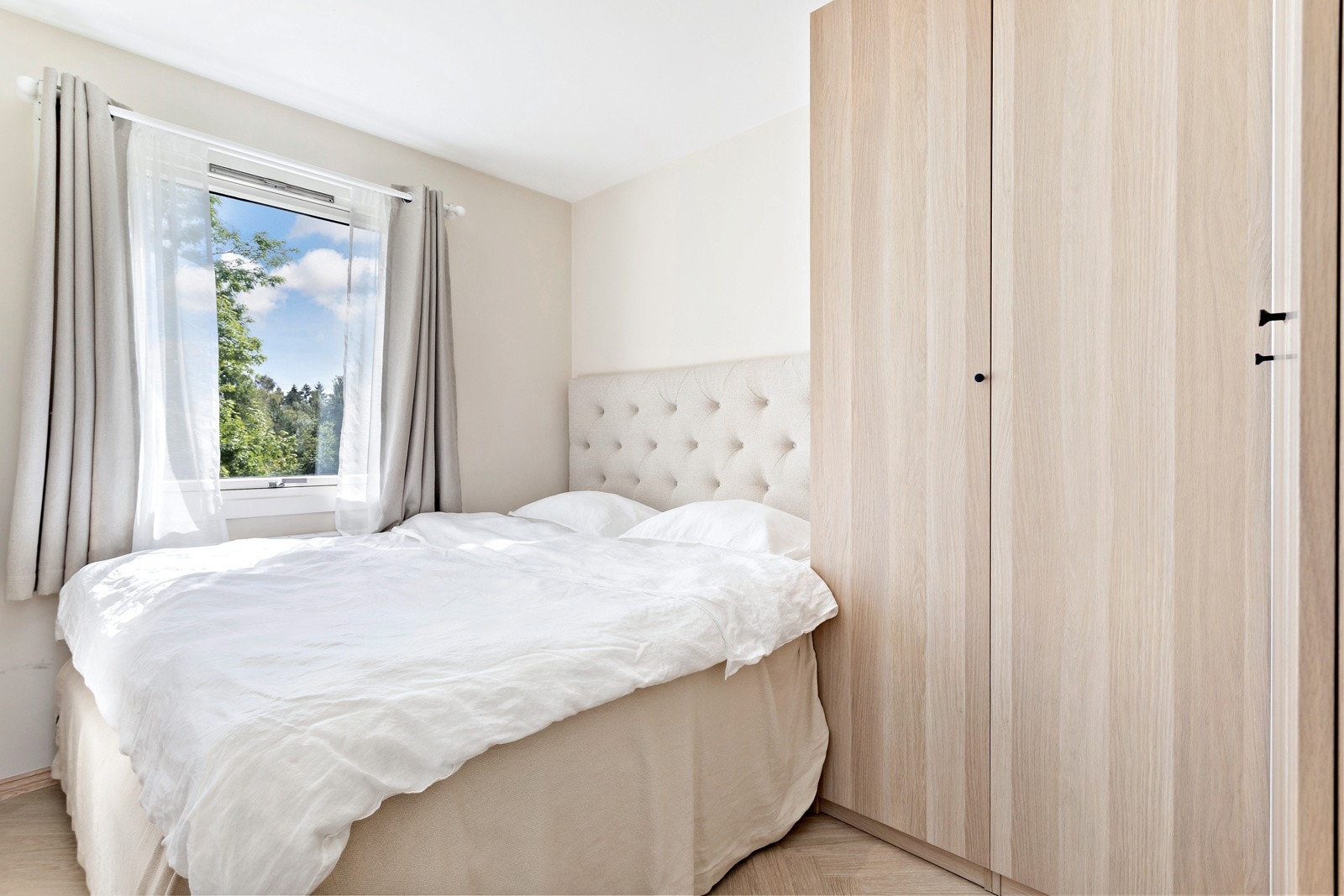 Soverom med plass til dobbeltseng og garderobe. Galleribilde