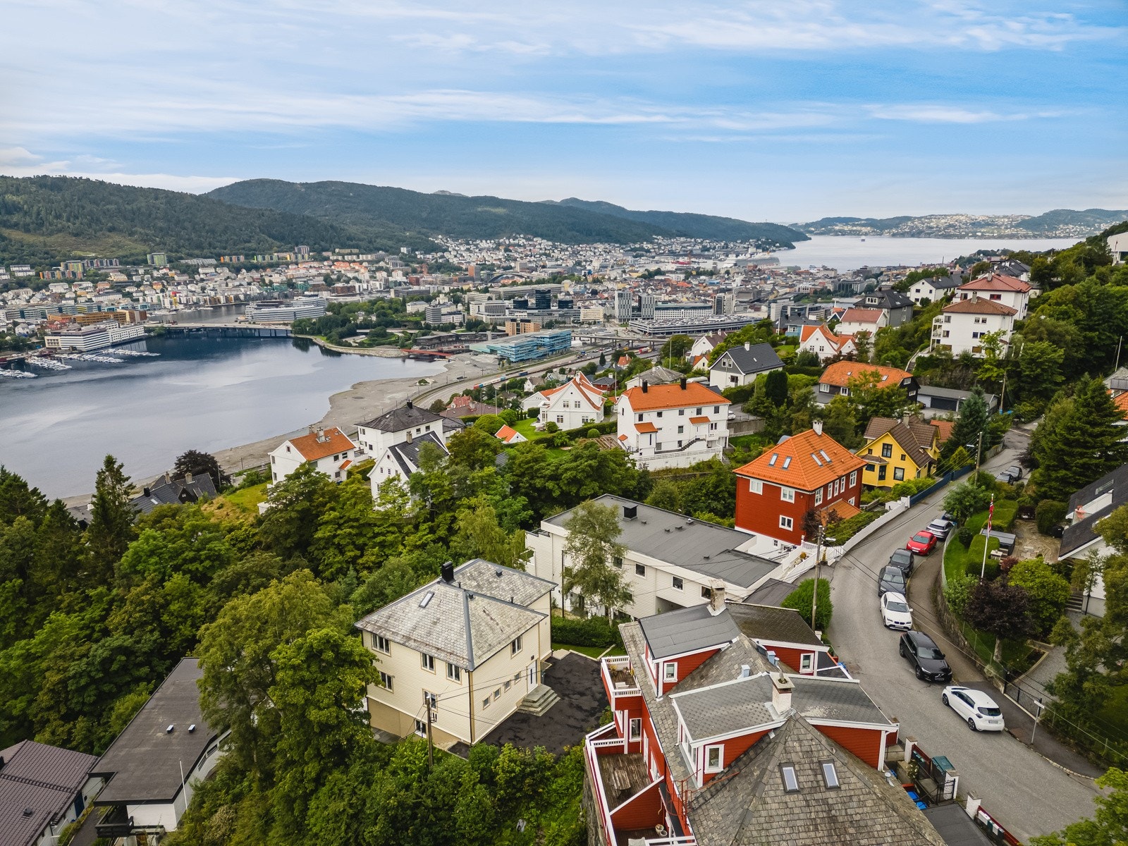 Bygger ligger pent plassert på "pynten", slik at man får nyte den praktfulle utsikten over Bergensdalen. Busstopp (linje 11) befinner seg ca. 300 meter unna. Galleribilde