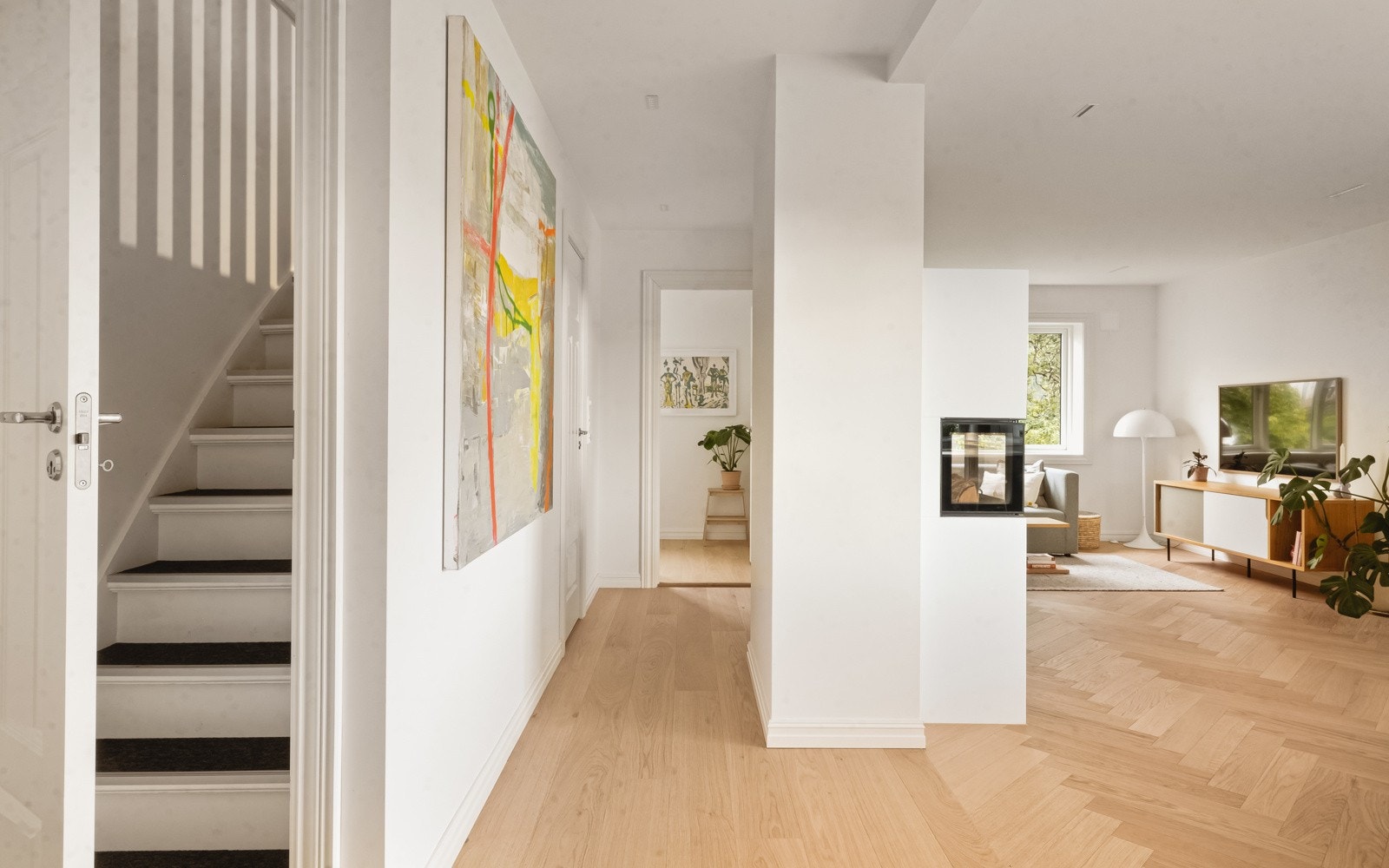 Leiligheten ligger gunstig plassert i byggets 2. etasje. Fra stuen er det også trappeadkomst til et bonusrom/loftsrom, med god størrelse. Galleribilde