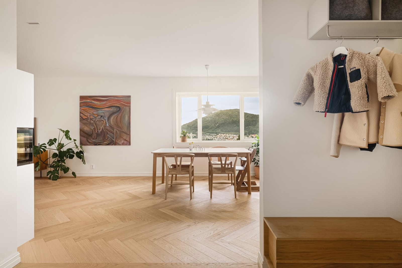 Sameiet består av 3 boligseksjoner. Denne seksjonen betaler en månedlig felleskostnad på kun kr 694,- som dekker felles bygningsforsikring og strøm i fellesareal. Galleribilde