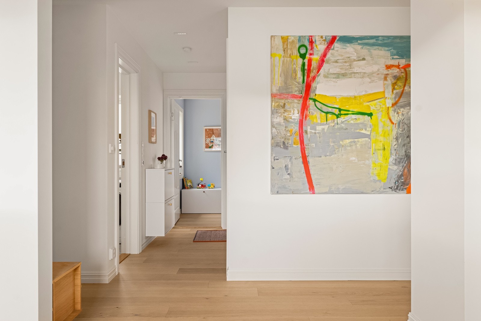 Profilerte listverk og duse, lyse fargetoner kan enkelt "sprites opp" med fargerike malerier eller andre kontrastobjekter. Galleribilde