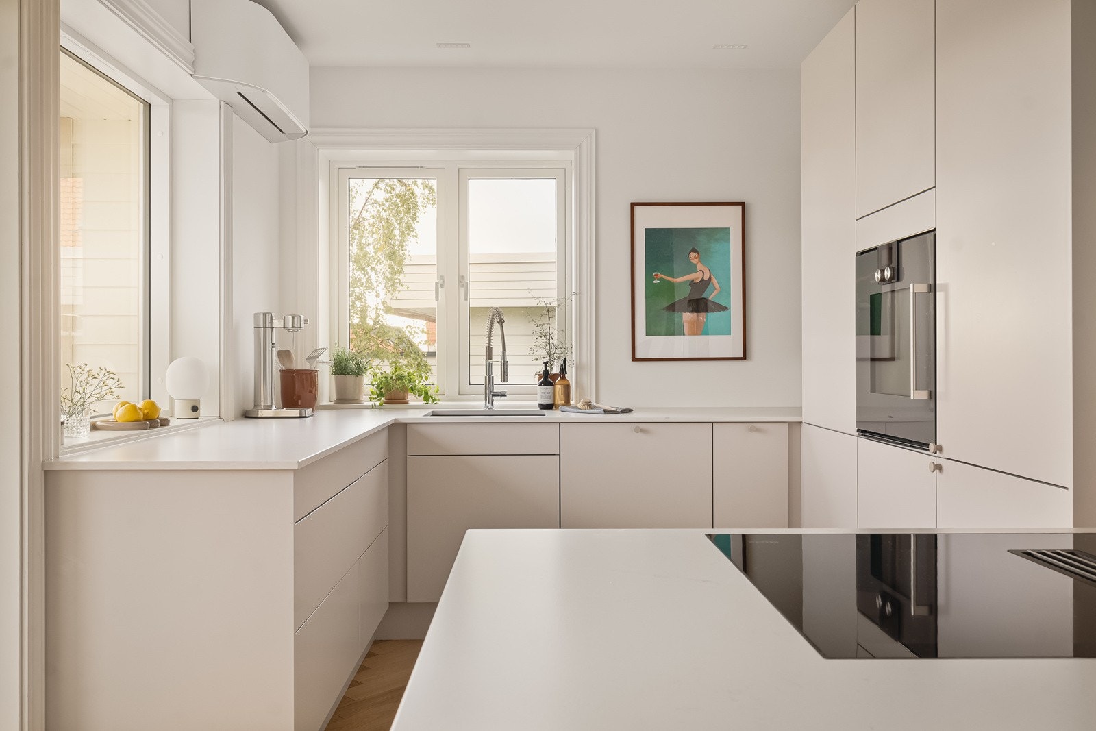 Moderne og lekker kjøkkeninnredning fra Sigdal i spesialbestilt farge (washed linen) og benkeplate i silestone med underlimt vask. Kjøkkenet ble montert i 2022. Galleribilde