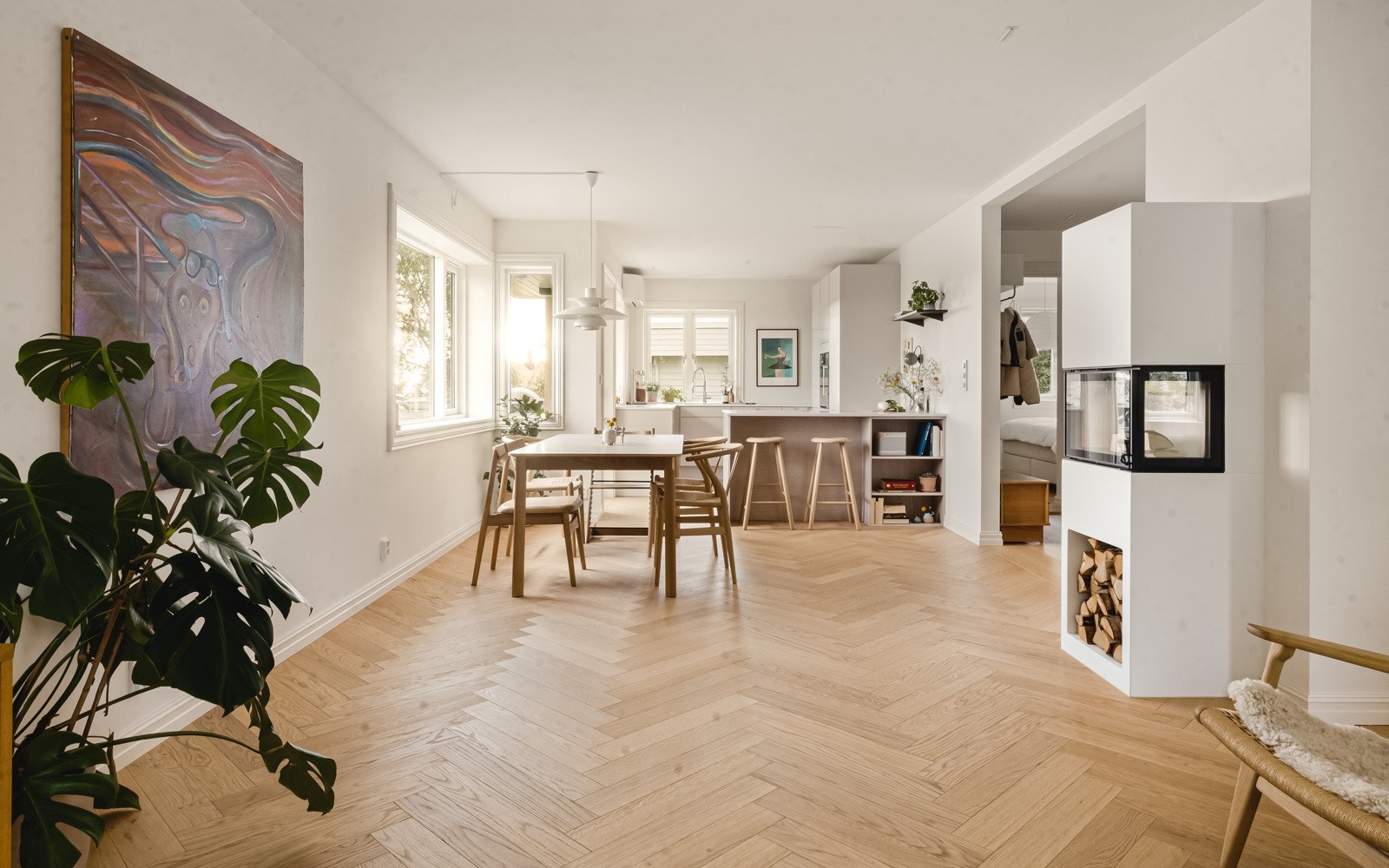 Leiligheten ble kjøpt i 2022 og ble betydelig påkostet av dagens eier etter overtagelsen. Leiligheten er totalrenovert og det er benyttet høye kvaliteter på overflater, innredning og utstyr. Galleribilde