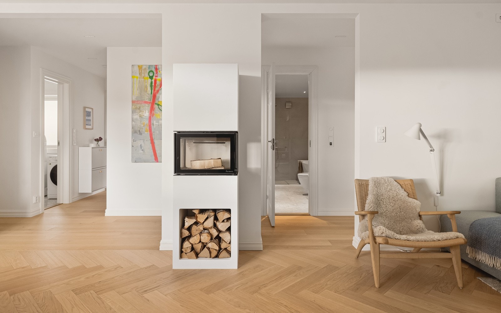 Det ble installert et nytt og rentbrennende ildsted i 2022 (Nordpeis), som gir et behagelig inneklima på kalde dager. I tillegg ble det satt inn en Toshiba luft-til-luft varmepumpe høsten 2022. Galleribilde