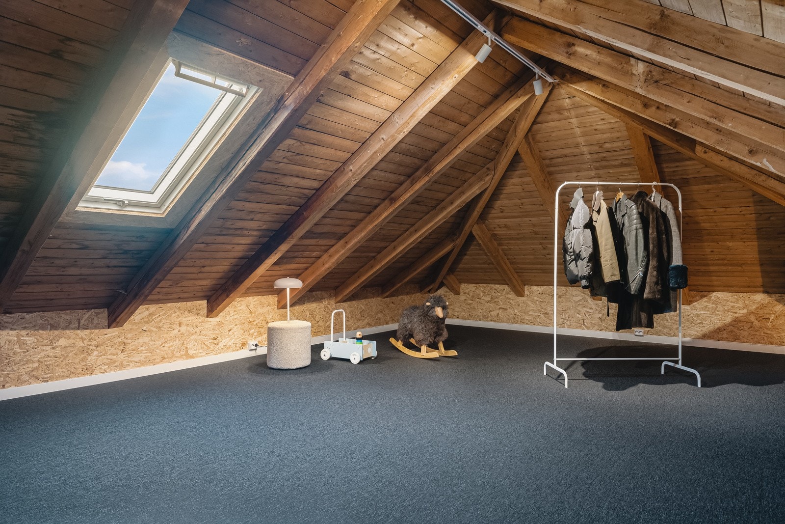 Loftsrommet har sjenerøs størrelse med gode oppbevaringsmuligheter. Sameiet har satt inn nye Velux-vinduer. Rommet er ikke godkjent til varig opphold. Galleribilde