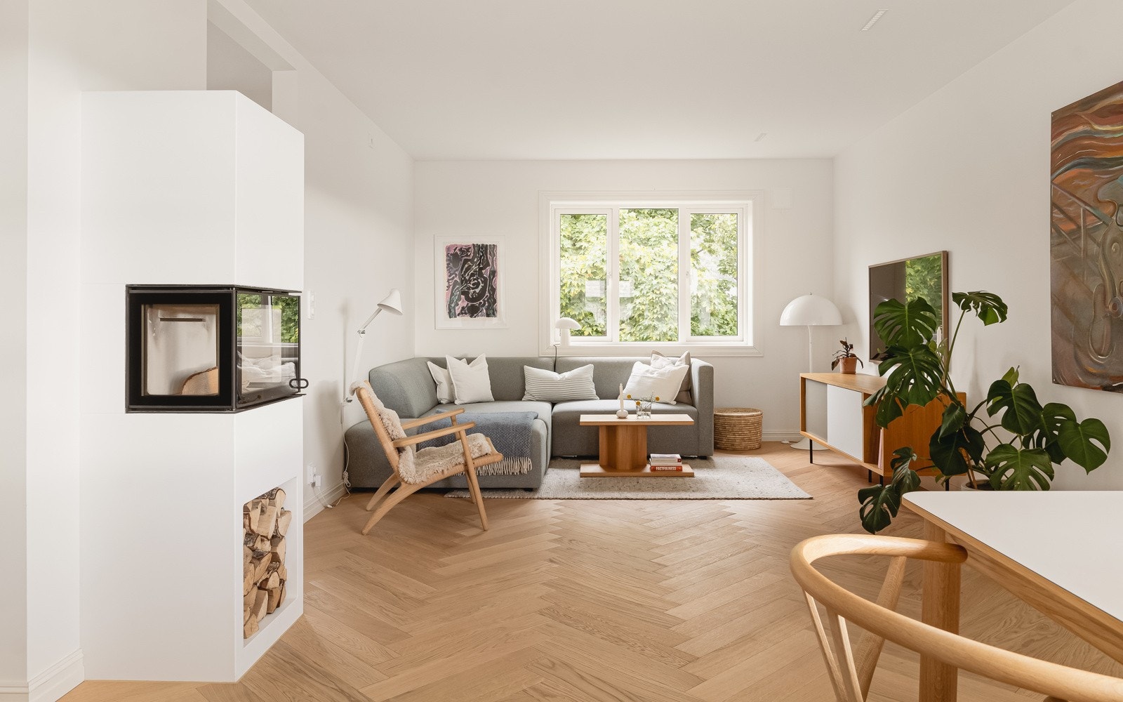 Lys og lekker stue med skreddersydd fiskebensparkett (type Timberwise) som ble levert av Studio M2 i Bergen. Det er downlights i alle rom med LED-belysning og dimmefunksjon samt innlagt fiberkabel via Telenor. Galleribilde