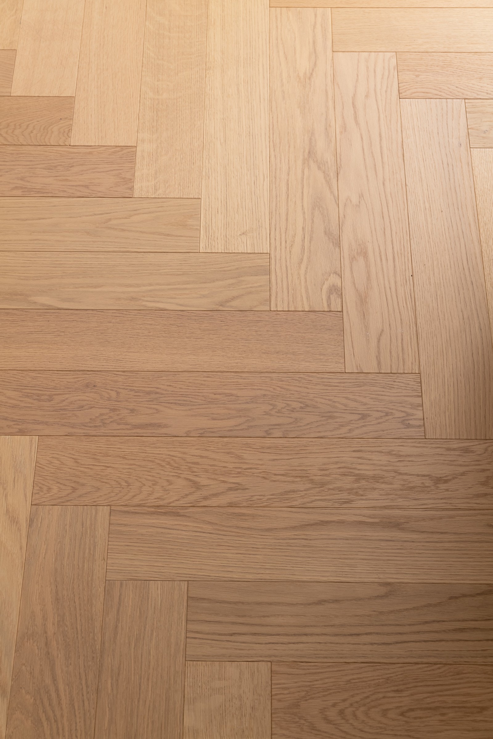 Detaljrik og nydelig fiskebensparkett, som gir en ekslusiv touch. Gulvet ble produsert på en fabrikk i Finland (type: Timberwise) Galleribilde