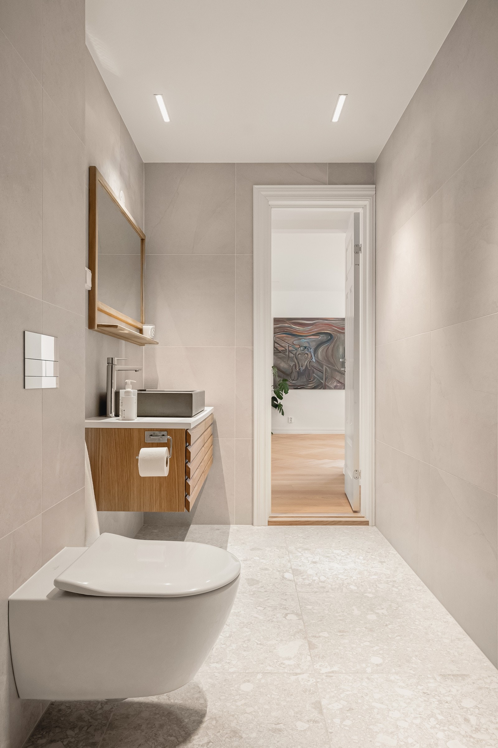 Badet har italienske og meget eksklusive fliser (Mirage Norr), som er inspirert av natursteinen "Ceppo di grè". Galleribilde