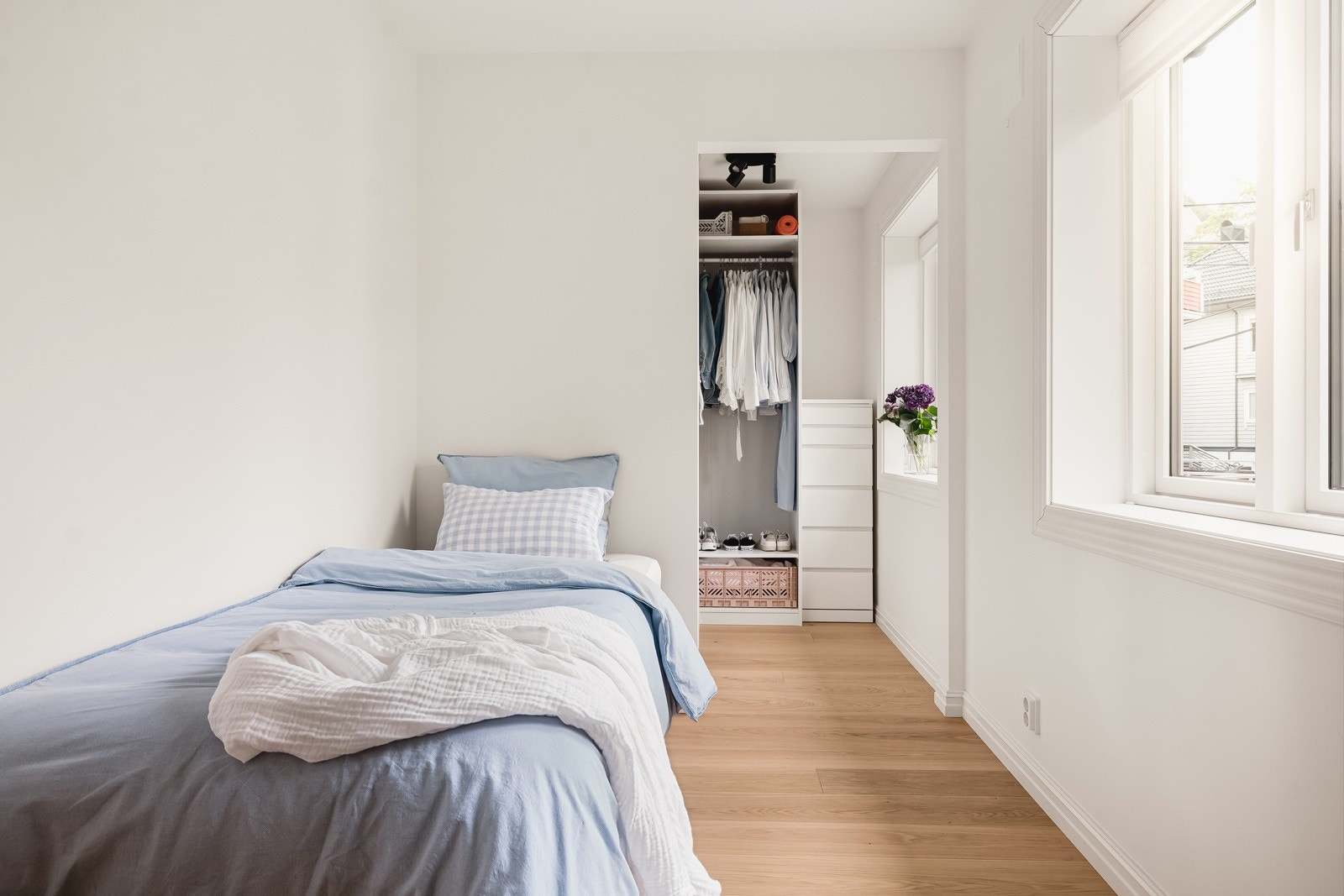 Alle soverommene er malte i harmoniske og tidløse farger. Dette rommet har også tilknyttet walk-in garderobe. Galleribilde