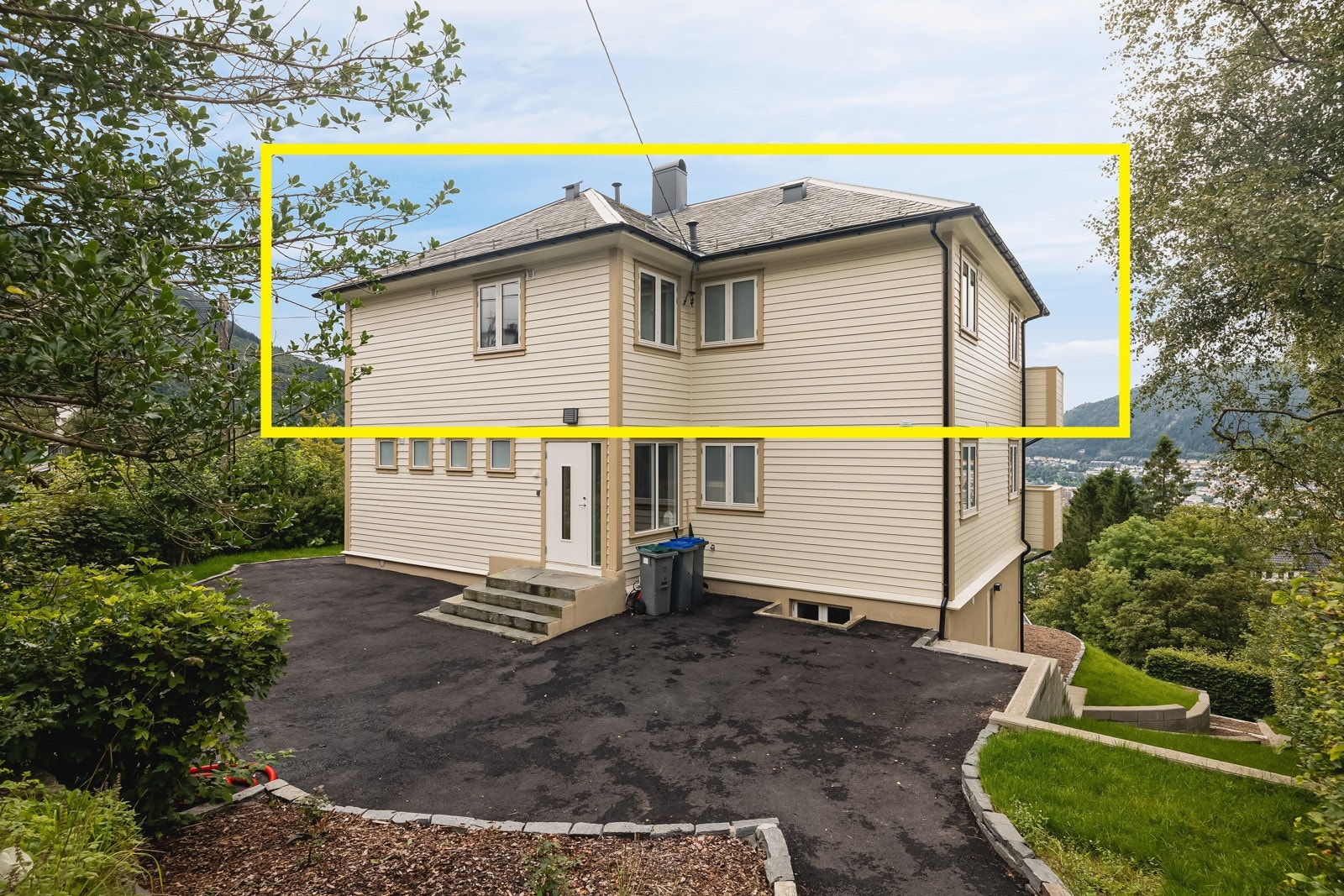 Leiligheten er en toppleilighet med 3 soverom og stort loftsrom. Nydelig beliggenhet i et meget fasjonabelt og populært boligområde, med enestående sol- og utsiktsforhold. Galleribilde