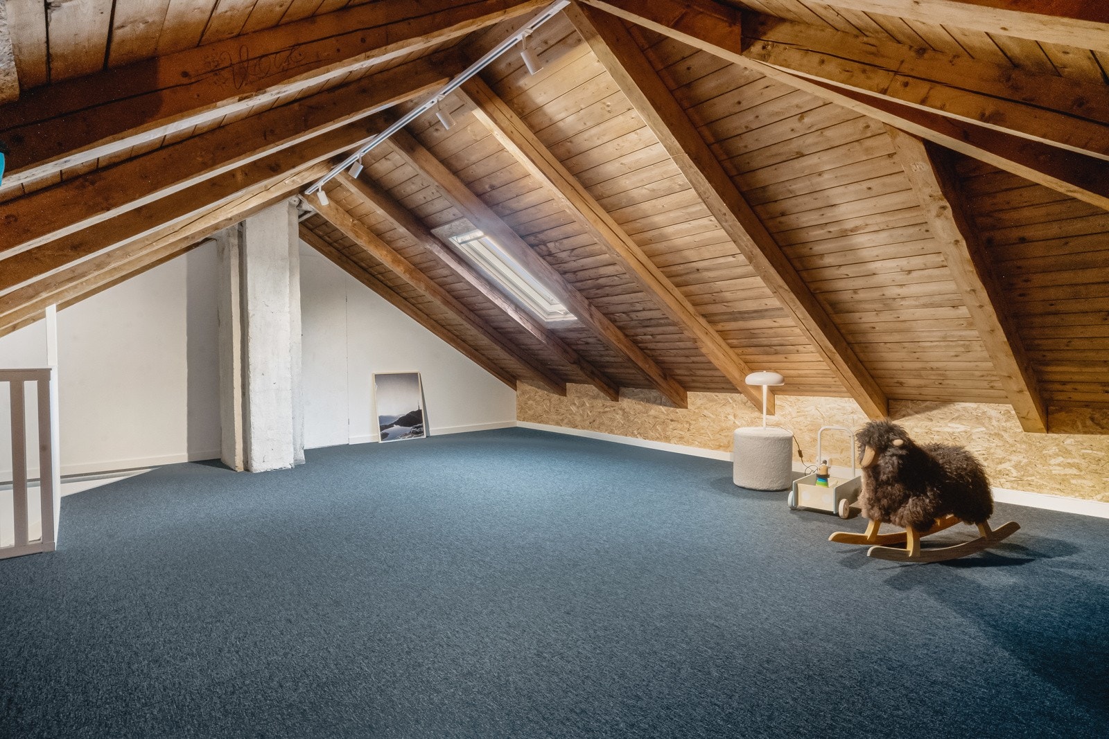 Ved å søke om bruksendring av, vil rommet ha flere bruksmuligheter (bruksendring er søknadspliktig og krever kommunal godkjenning). Uansett har man svært gode lagringsmuligheter på loftet. Galleribilde