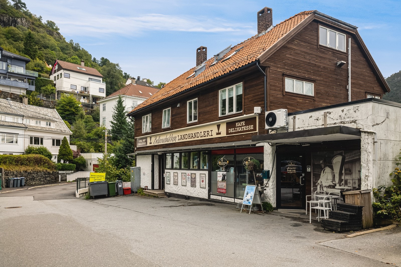 Det er kort gåavstand til Bellevuebakken Landhandleri, som lager byens "beste" boller. Det er også kort avstand til bussforbndelse og gåavstand til sentrum via idylliske Fjellveien. Galleribilde