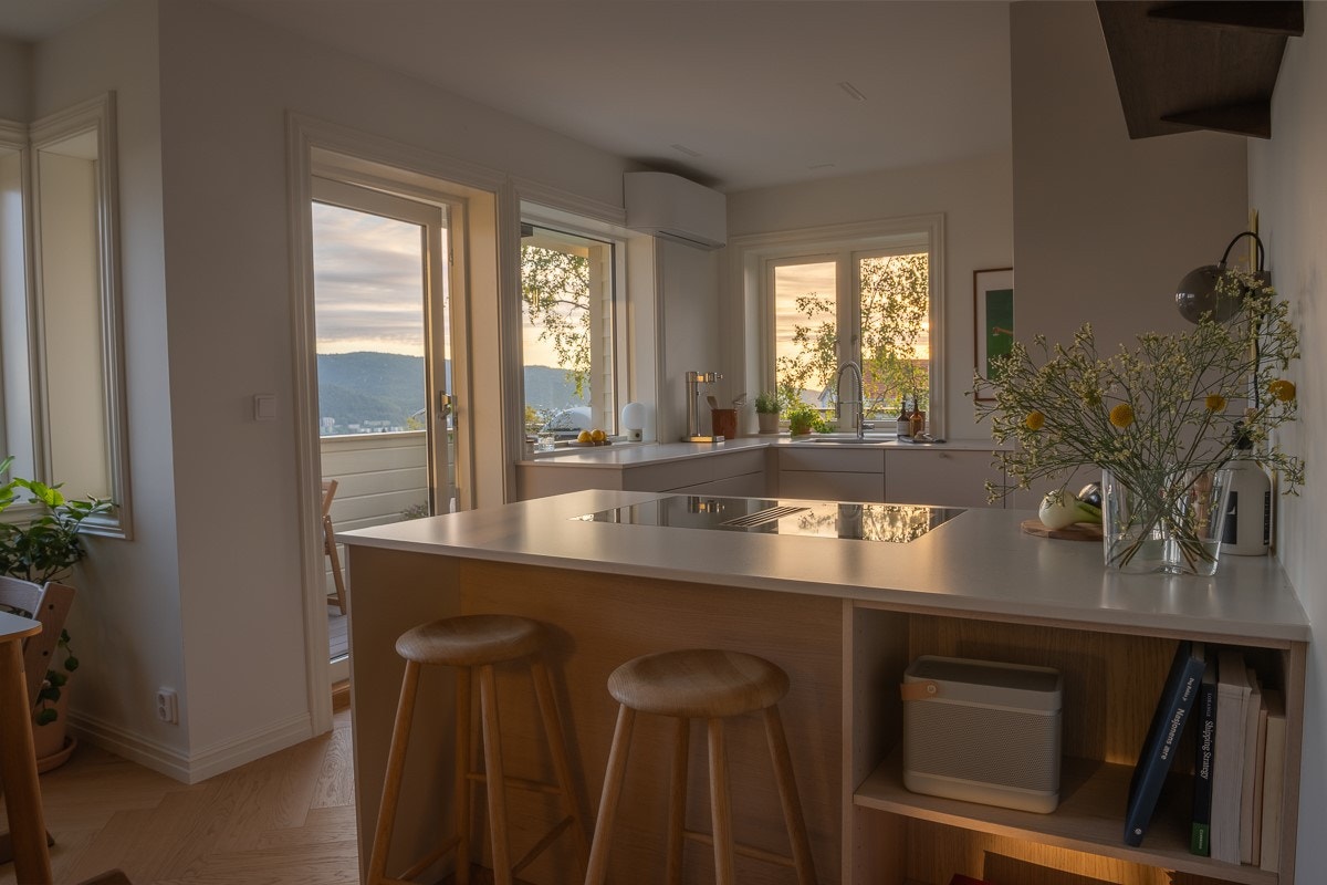 Med vinduer på alle sider får man oppleve de ulike lysforholdene gjennom døgnets timer. Galleribilde