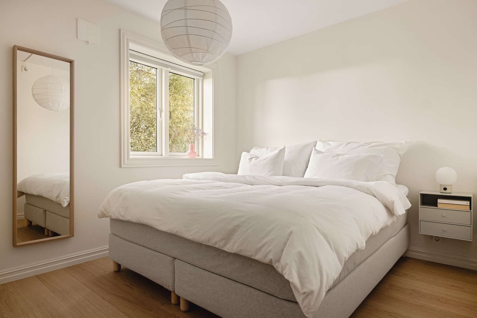 Det er tre soverom, som er malt i duse og behagelige fargetoner. Bildet viser det flotte hovedsoverommet. Galleribilde