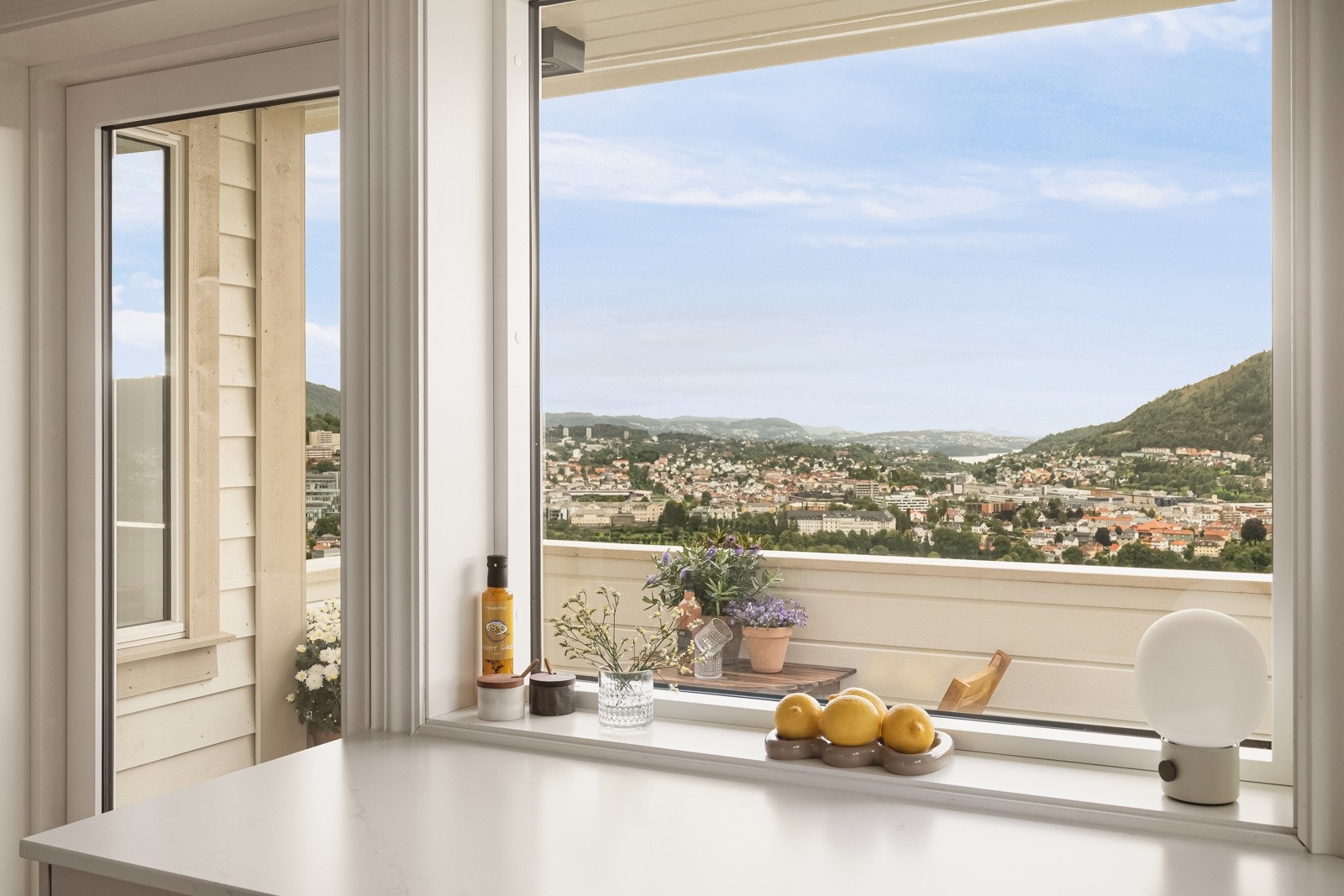 Her må det være greit å tilberede dagens måltid, med et fantastisk Bergensdalen og Nordåsvannet m.m som bakteppe. Galleribilde