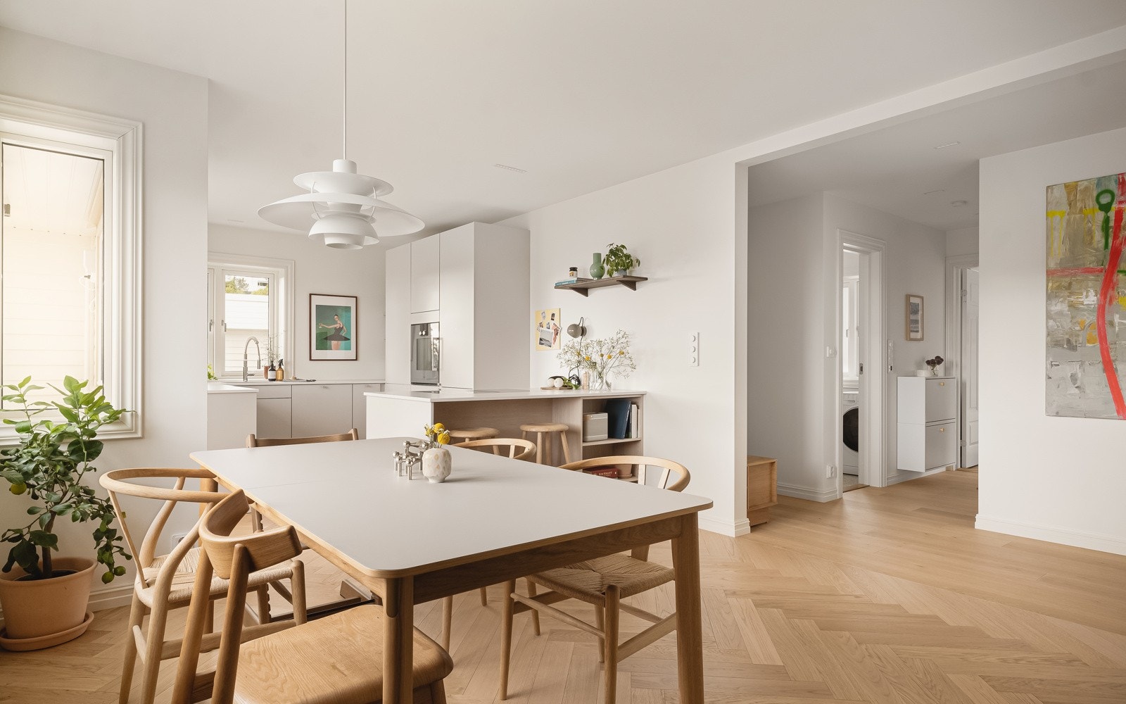 Spisebordet har fått sin naturlige plassering like ved kjøkkenet. Praktisk når gjestene har ankommet og maten tilberedes. Galleribilde