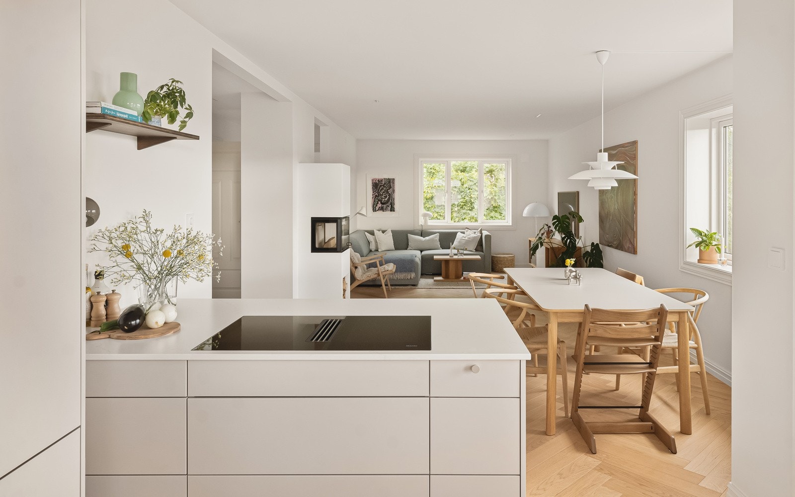 Kjøkkenet er rikholdig utstyrt med integrerte hvitevarer fra kvalitetsprodusentene Simens Studioline og Miele. Det er åpen løsning mellom stue og kjøkken, som gir en fin flyt mellom rommene. Galleribilde