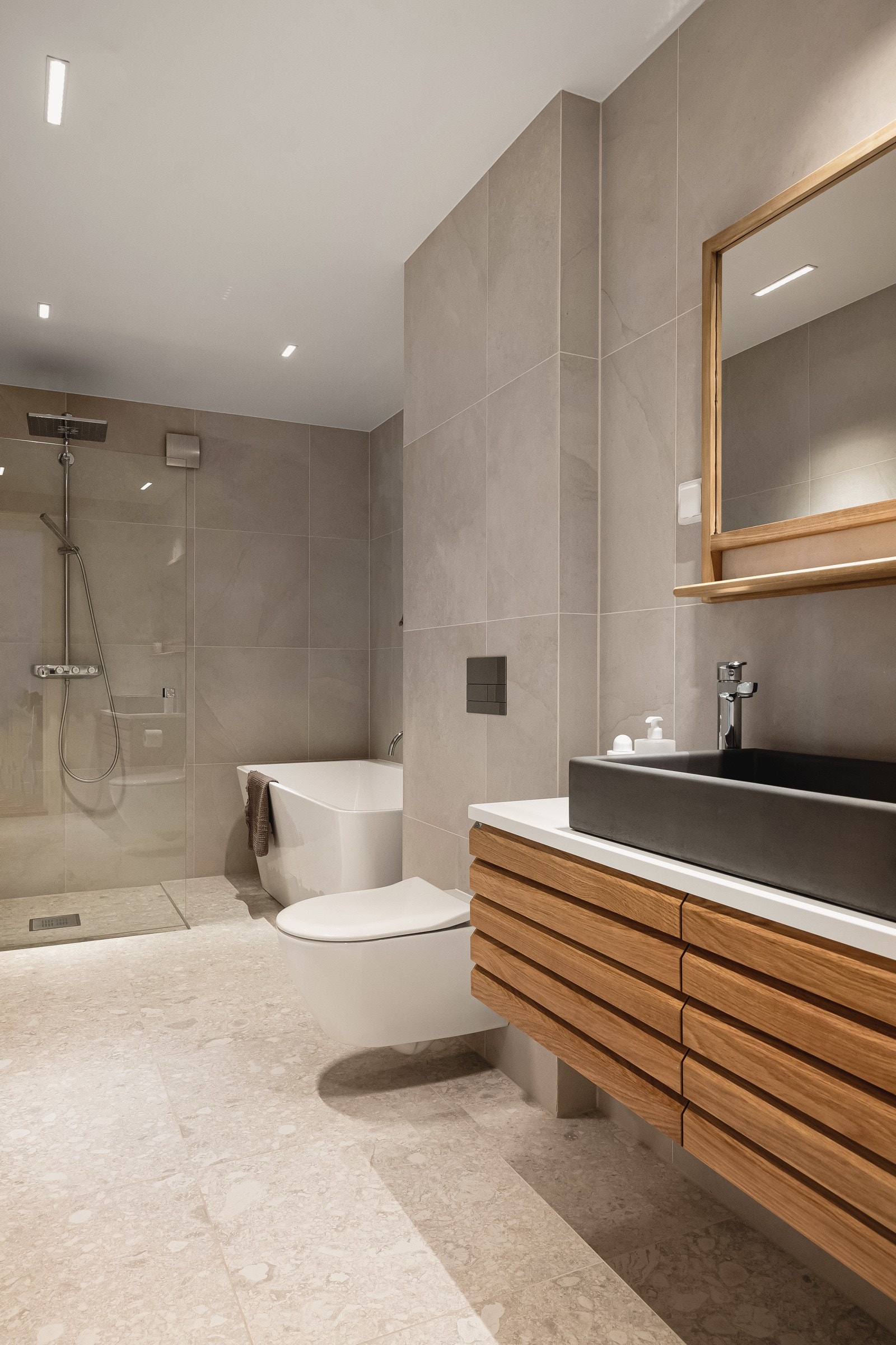 Servantskap i heltre eik fra Linn Bad med håndlaget vask i forsterket betong fra Nood. Galleribilde