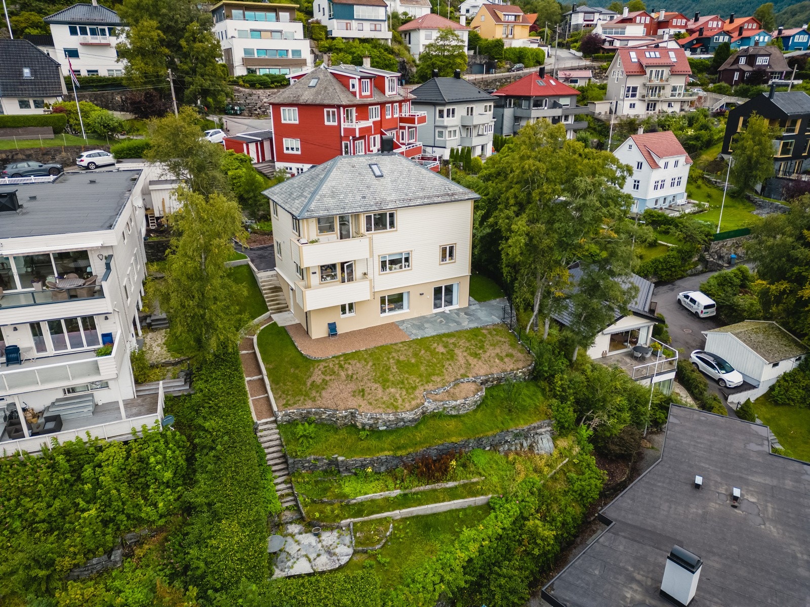 Boligen i Nystuveien 21 har en vidunderlig beliggenhet. Herfra er det nærhet til nydelig og variert turterreng samt gåavstand til sentrums yrende folkeliv. Galleribilde