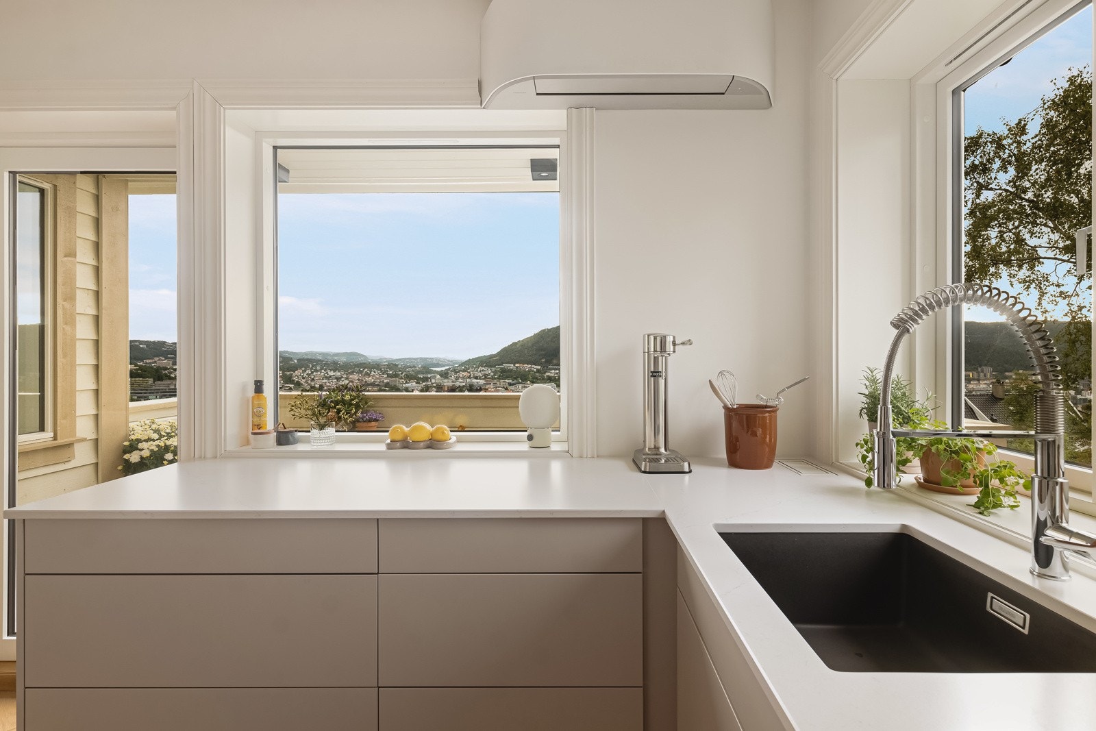 Slitesterk og flott benkeplate i Silestone med underlimt vask (Blanco). Her kan man sette varme panner etc. direkte på benkeplaten uten å ødelegge underlaget. Galleribilde