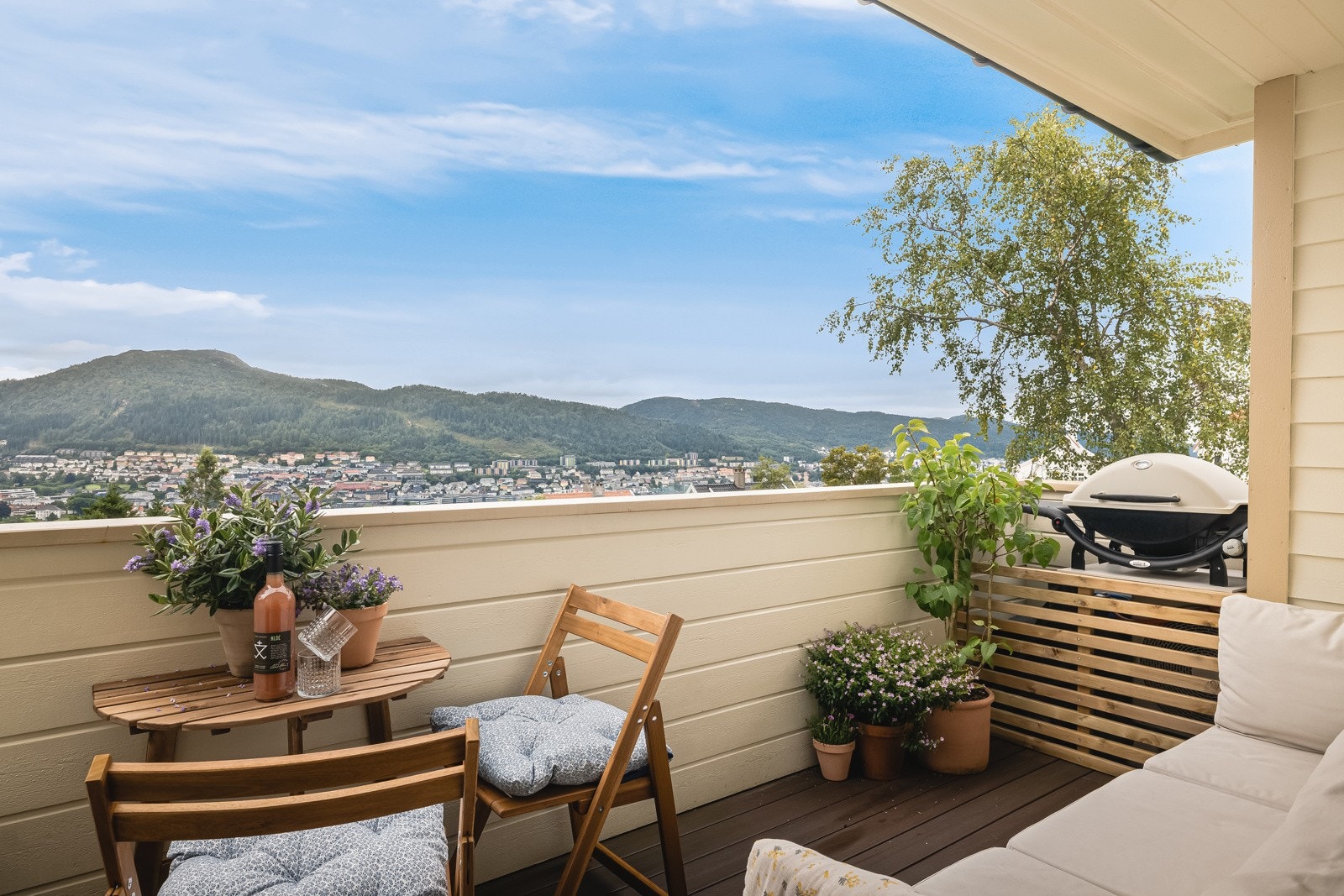 Fra stue/kjøkken er det direkte adkomst til en koselig og delvis overbygget altan med et areal på ca. 7 m2. Galleribilde