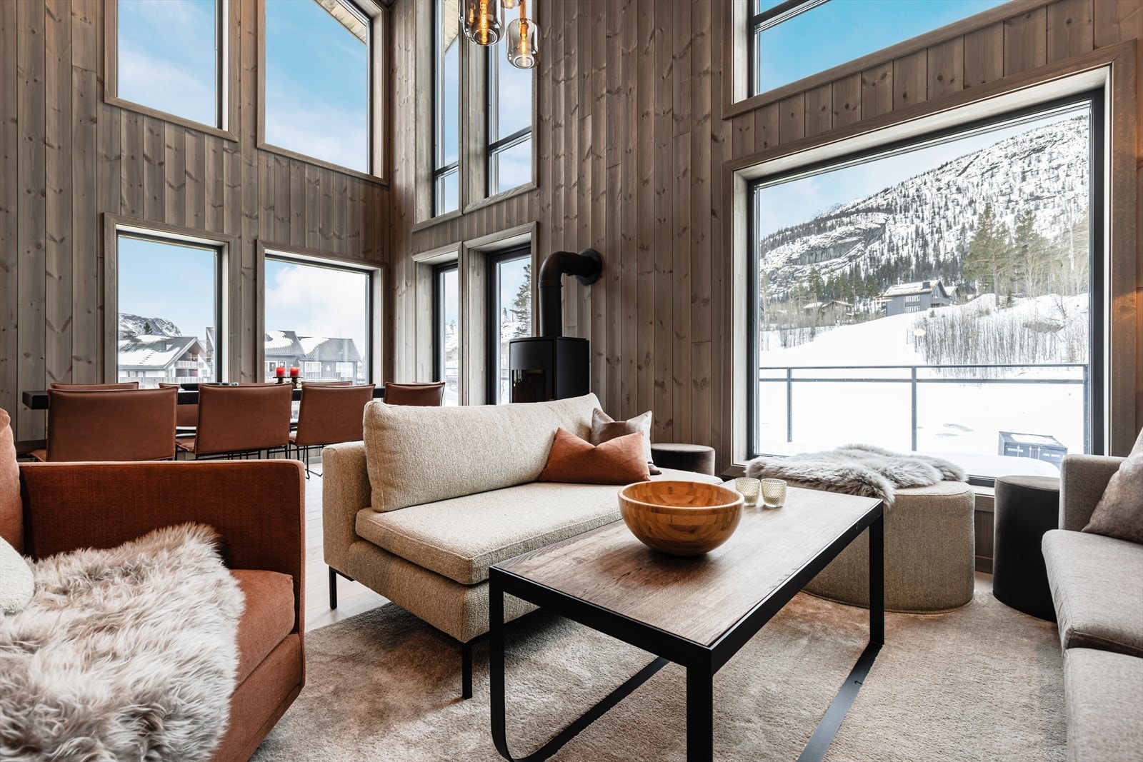 Oppholdsrommet har generøs takhøyde og store panoramavinduer som trekker den mektige fjellheimen inn! Galleribilde