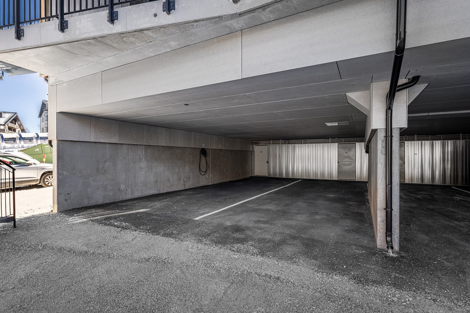 Leiligheten har 2 carporter i rekke med kald sportsbod/skibod i front. Galleribilde