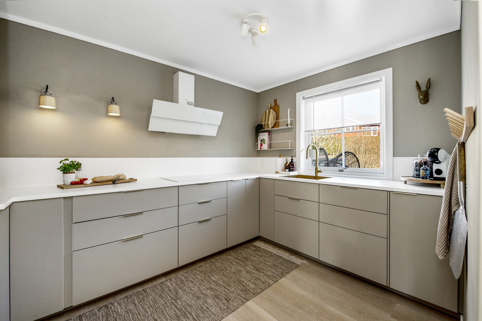 Nytt og stilrent Ikea kjøkken fra 2024 med "gull" detaljer. Galleribilde