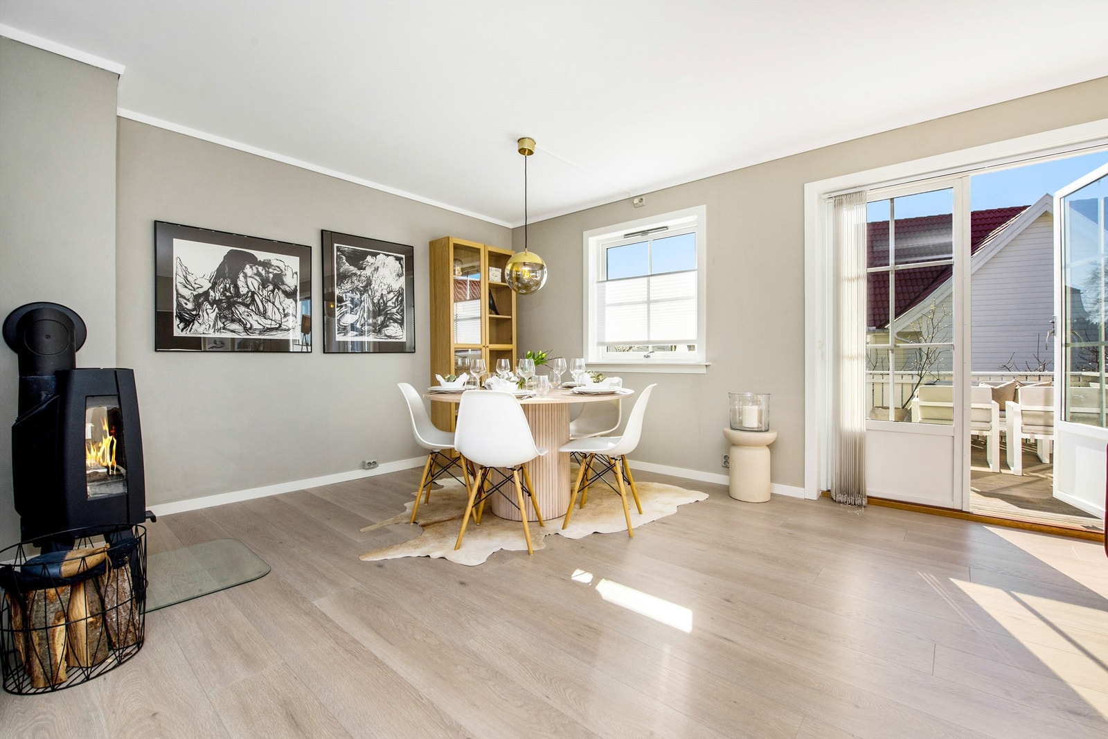 Deilig med varmekabler i gulver på kjøkken og i stuen. Galleribilde