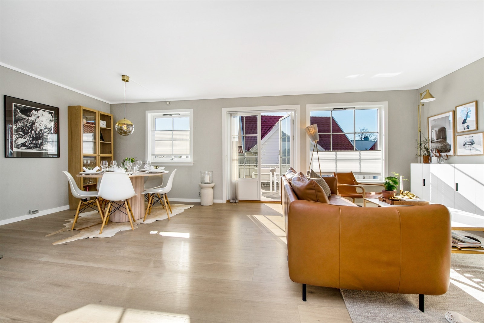 Et herlig oppholdsrom med terrasse på utsiden Galleribilde