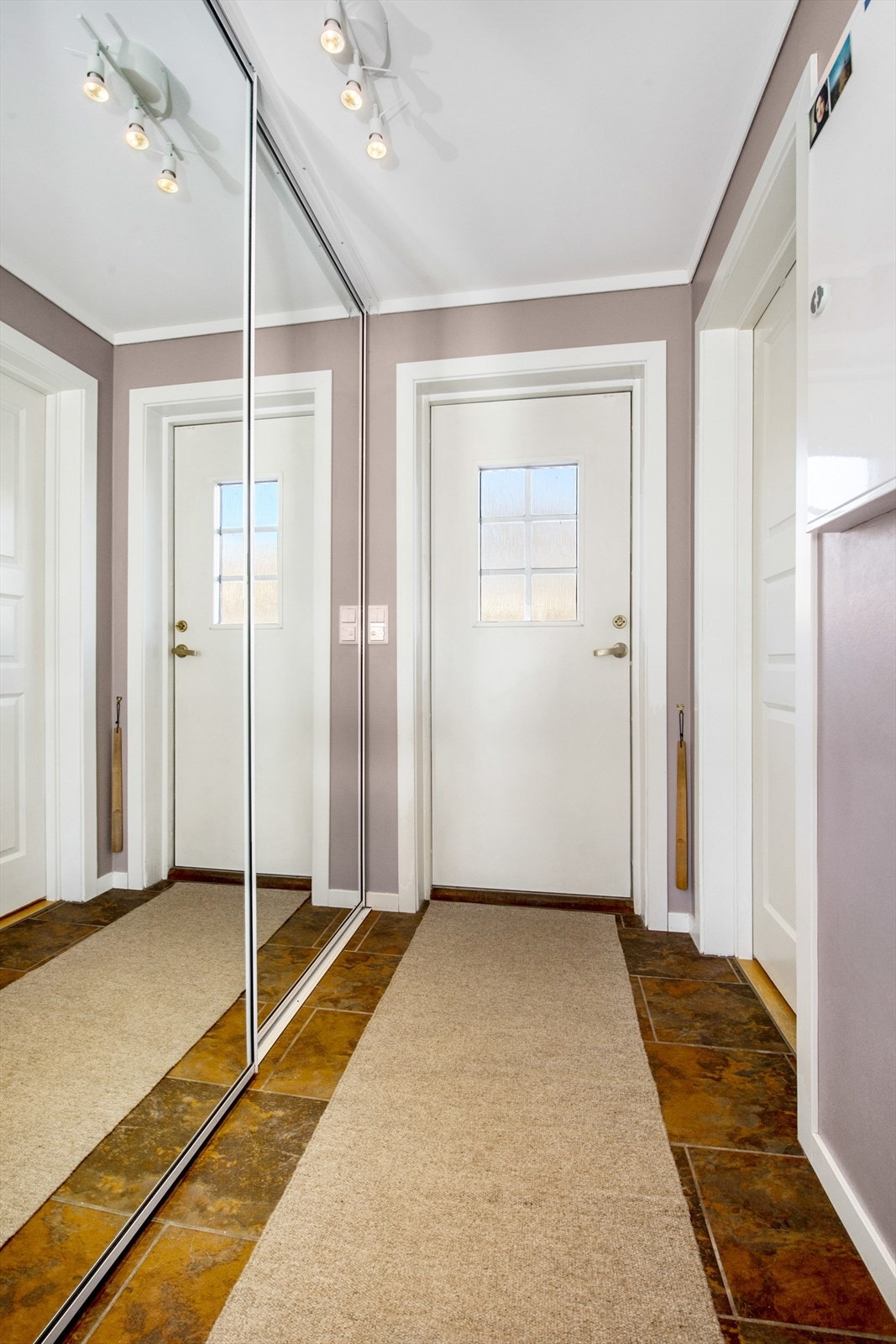 Gang med nye skyvedørsgarderober Galleribilde