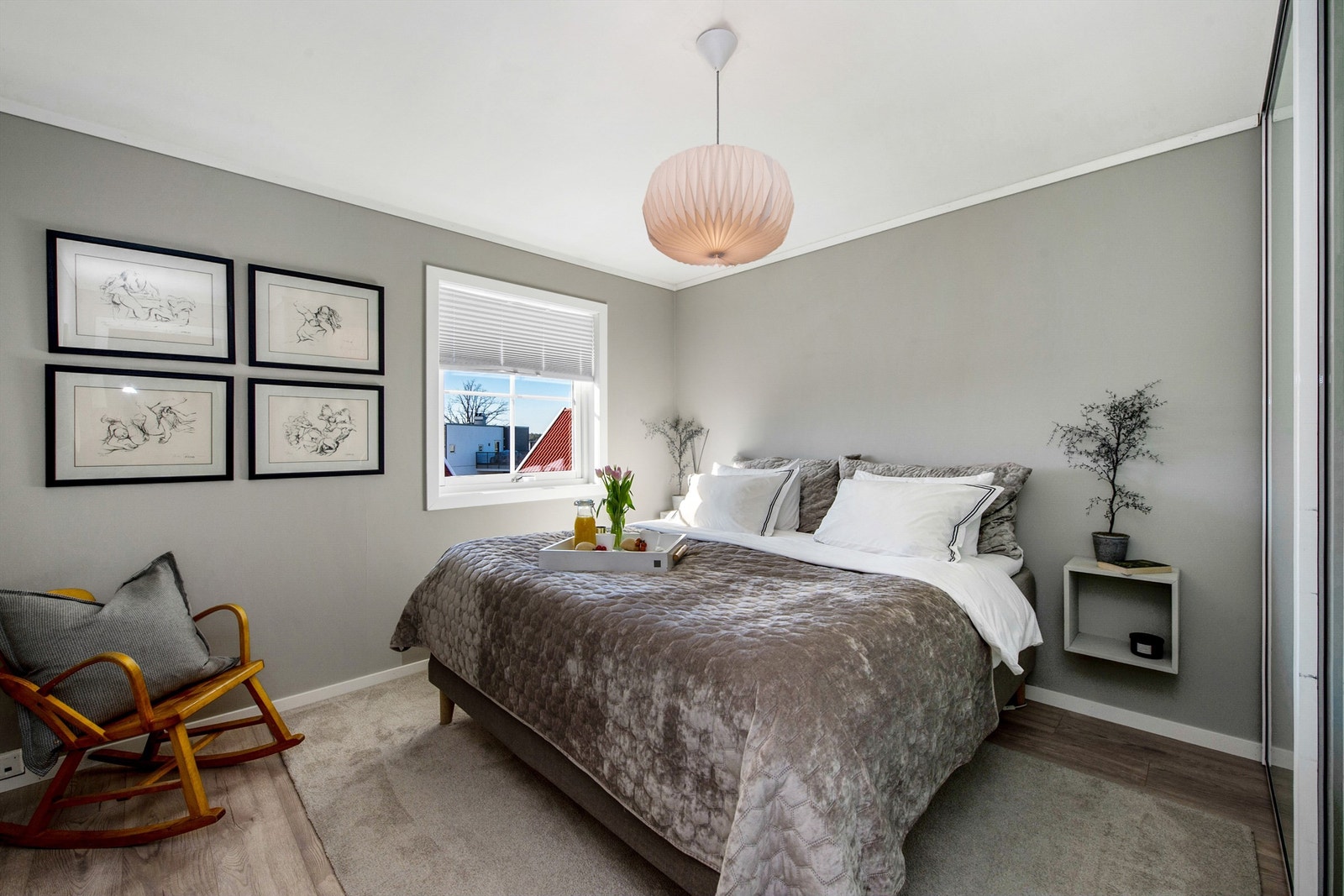 Soverom med skyvedørsgarderober Galleribilde