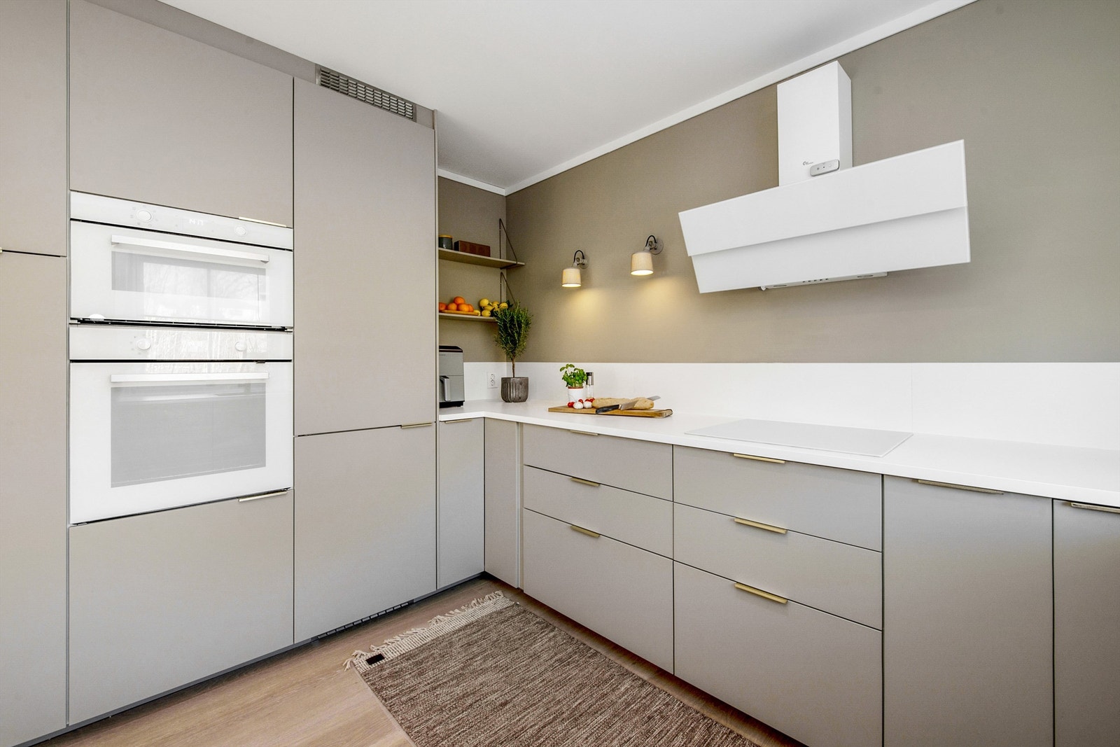 Kjøkken har vegghengt komfyr og mikro. Galleribilde