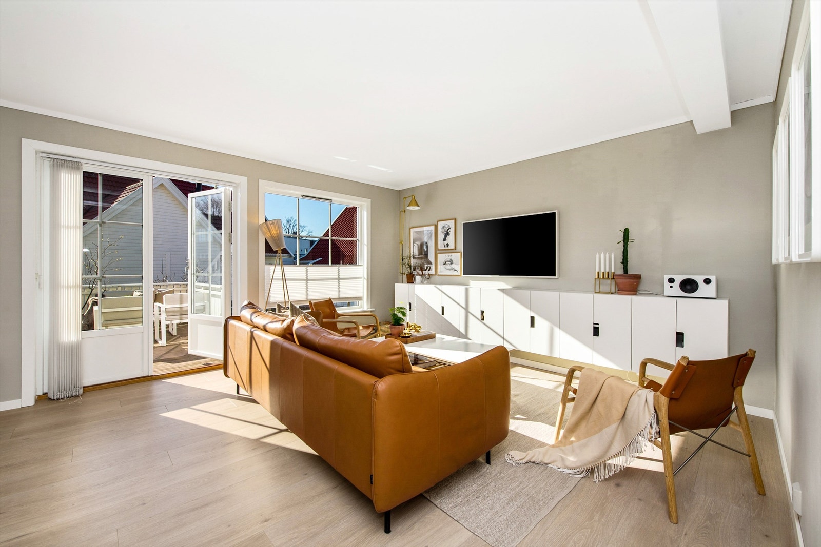 Stue med funksjonell skapinnredning som medfølger Galleribilde