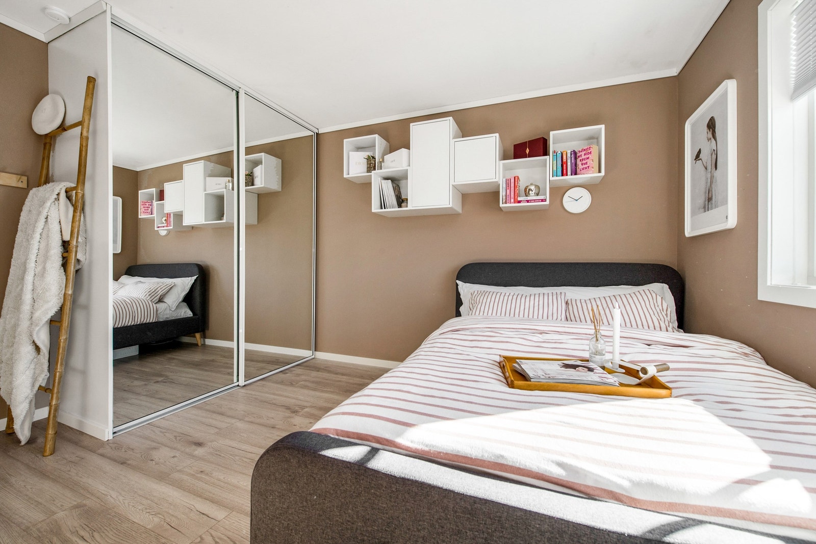 Soverom 2 med skyvedørsgarderobe Galleribilde